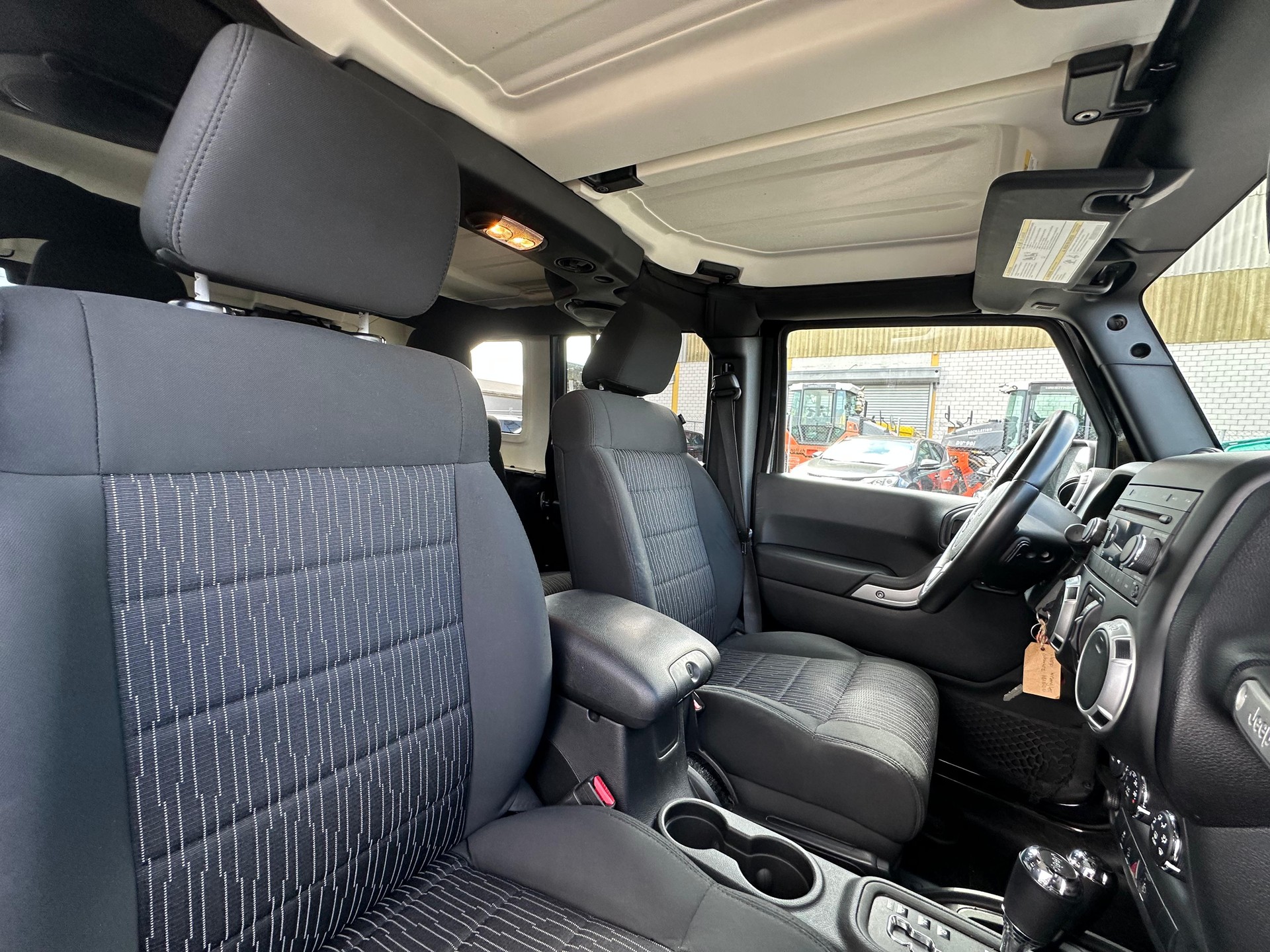 JEEP Wrangler 2.8CRD Unlimited Sahara Automatic-image-9