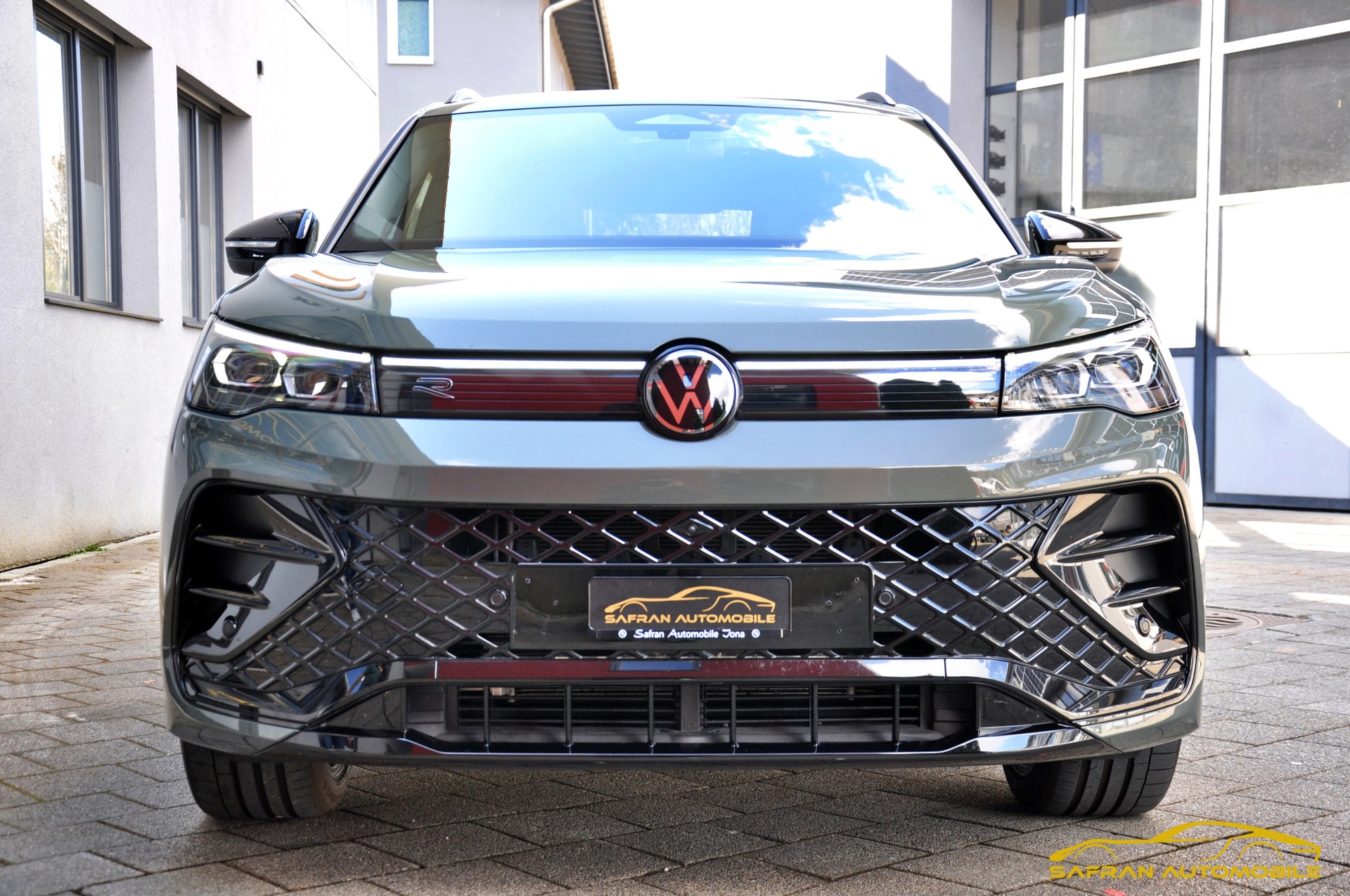 VW Tiguan 2.0 TSI DSG R-Line 4Motion-image-1