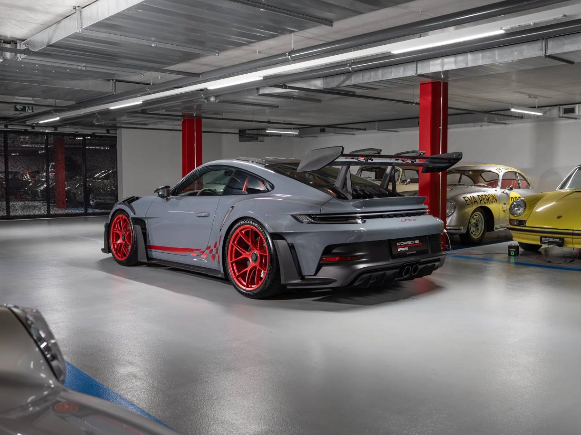 PORSCHE 911 GT3 RS (MY23)-showroom-element-2