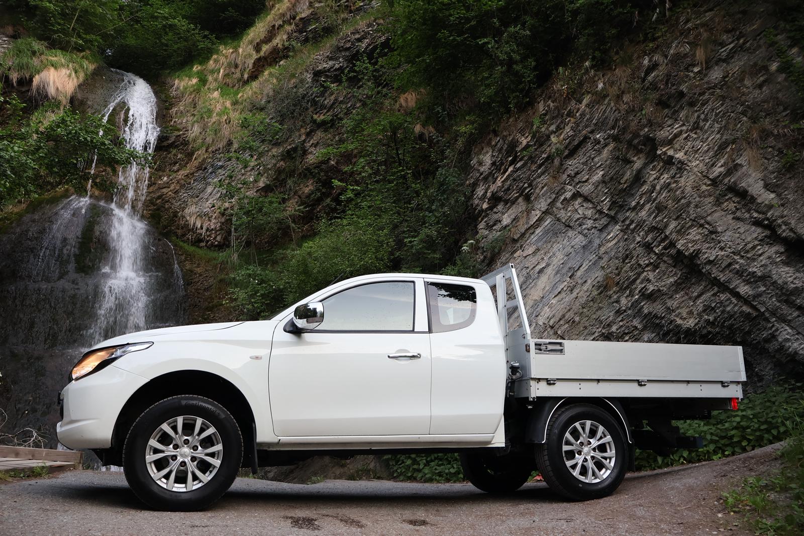MITSUBISHI L 200 2.4 Value Club Cab-showroom-element-3