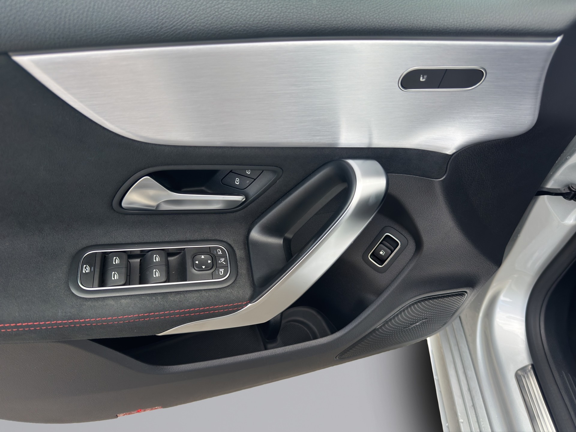 MERCEDES-BENZ A 250 e AMG Line-image-18