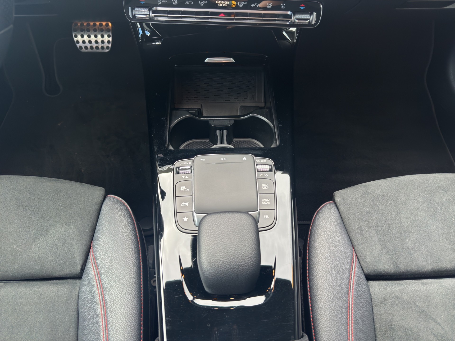 MERCEDES-BENZ A 250 e AMG Line-image-13