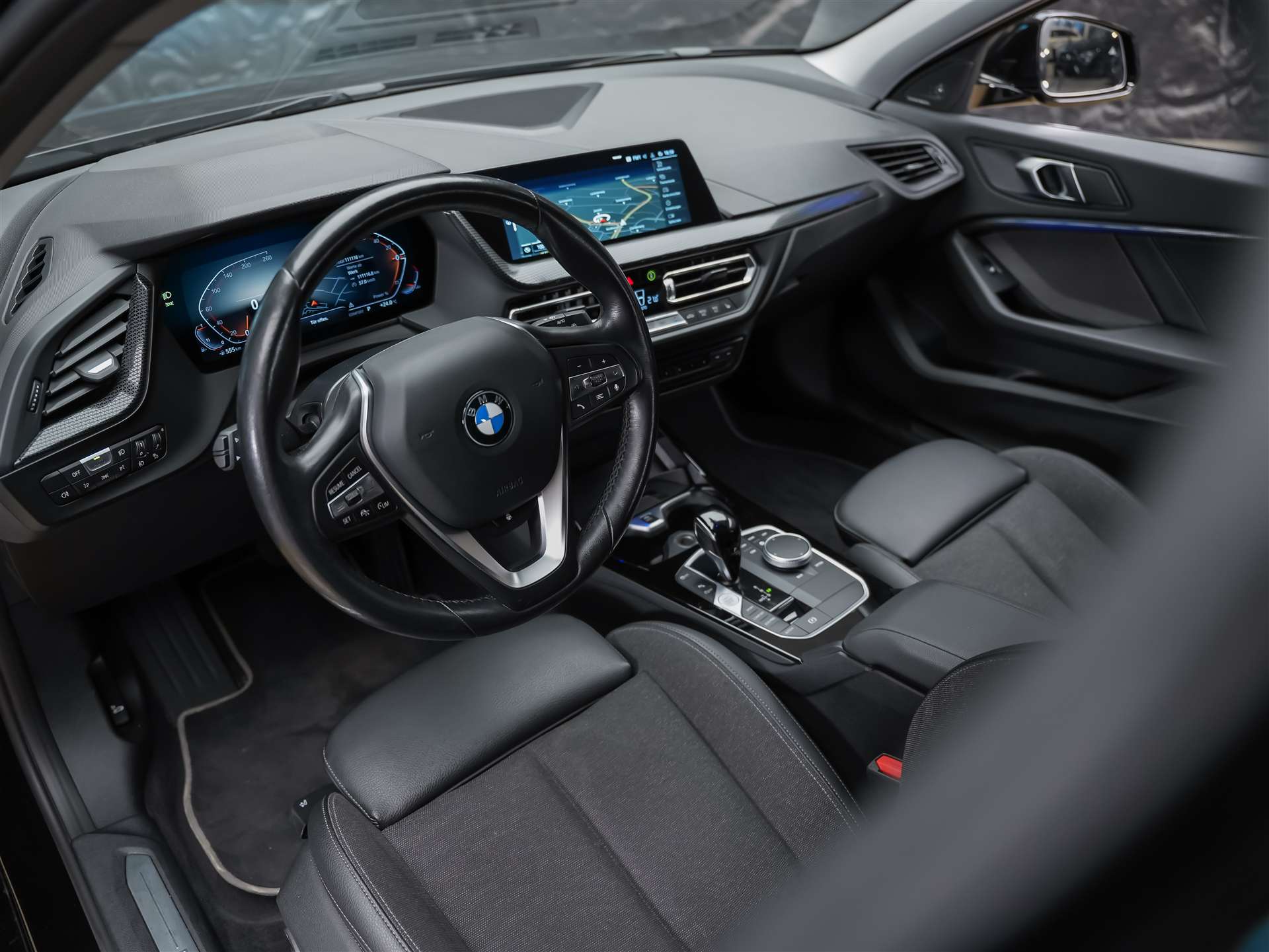 BMW 118i Sport Line Steptronic *CH Auto*19" Felgen*Harman/Kardon*-image-7