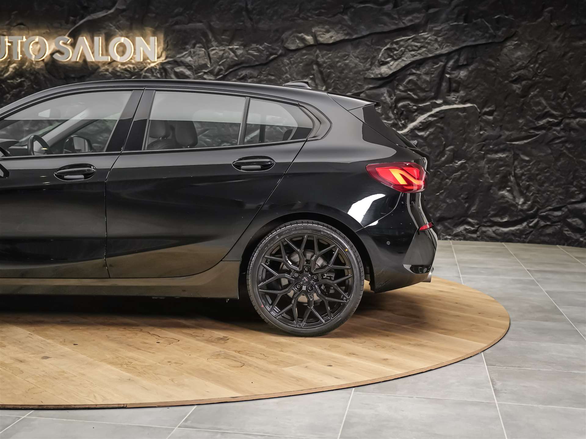 BMW 118i Sport Line Steptronic *CH Auto*19" Felgen*Harman/Kardon*-image-14
