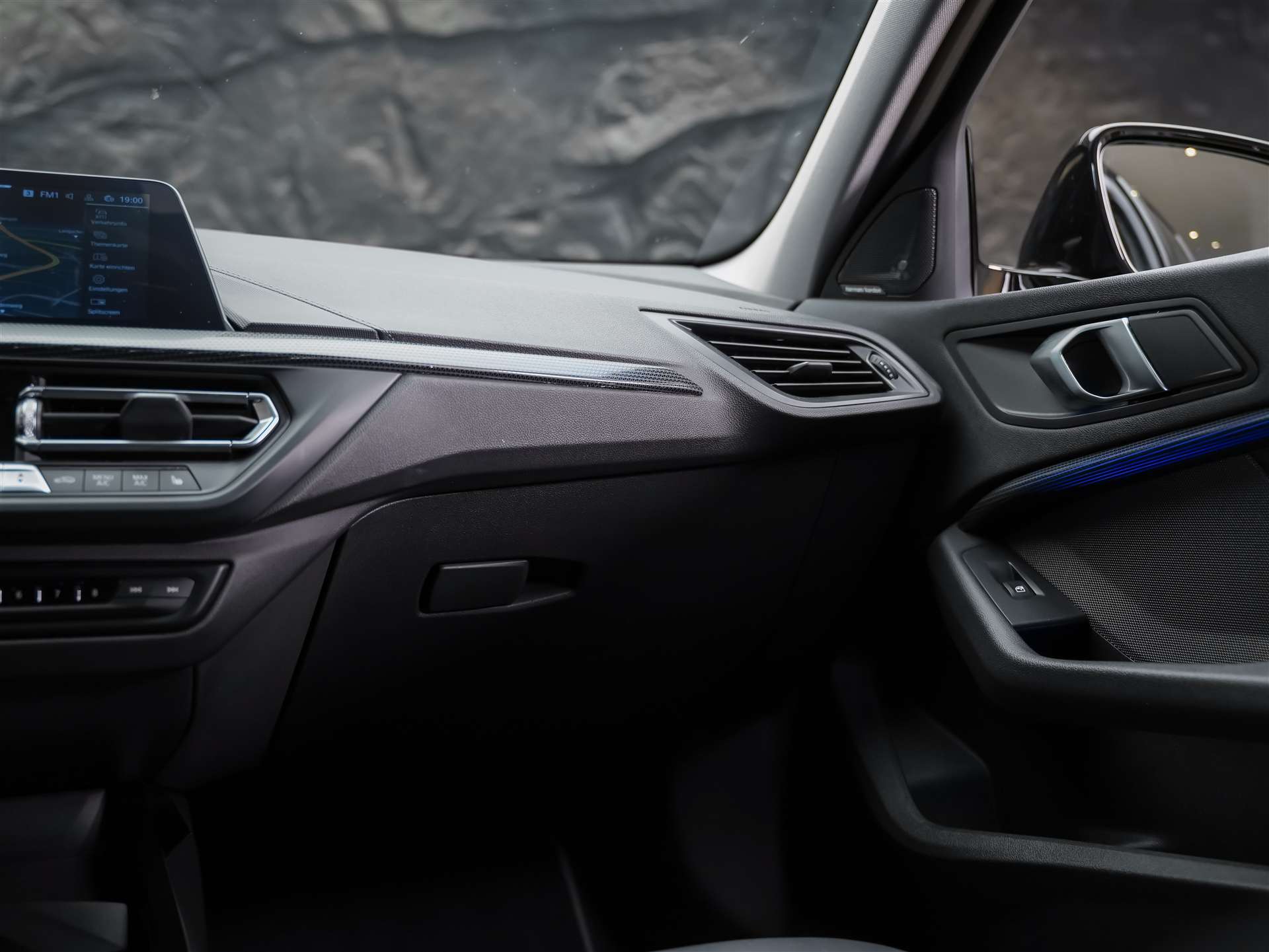 BMW 118i Sport Line Steptronic *CH Auto*19" Felgen*Harman/Kardon*-image-17