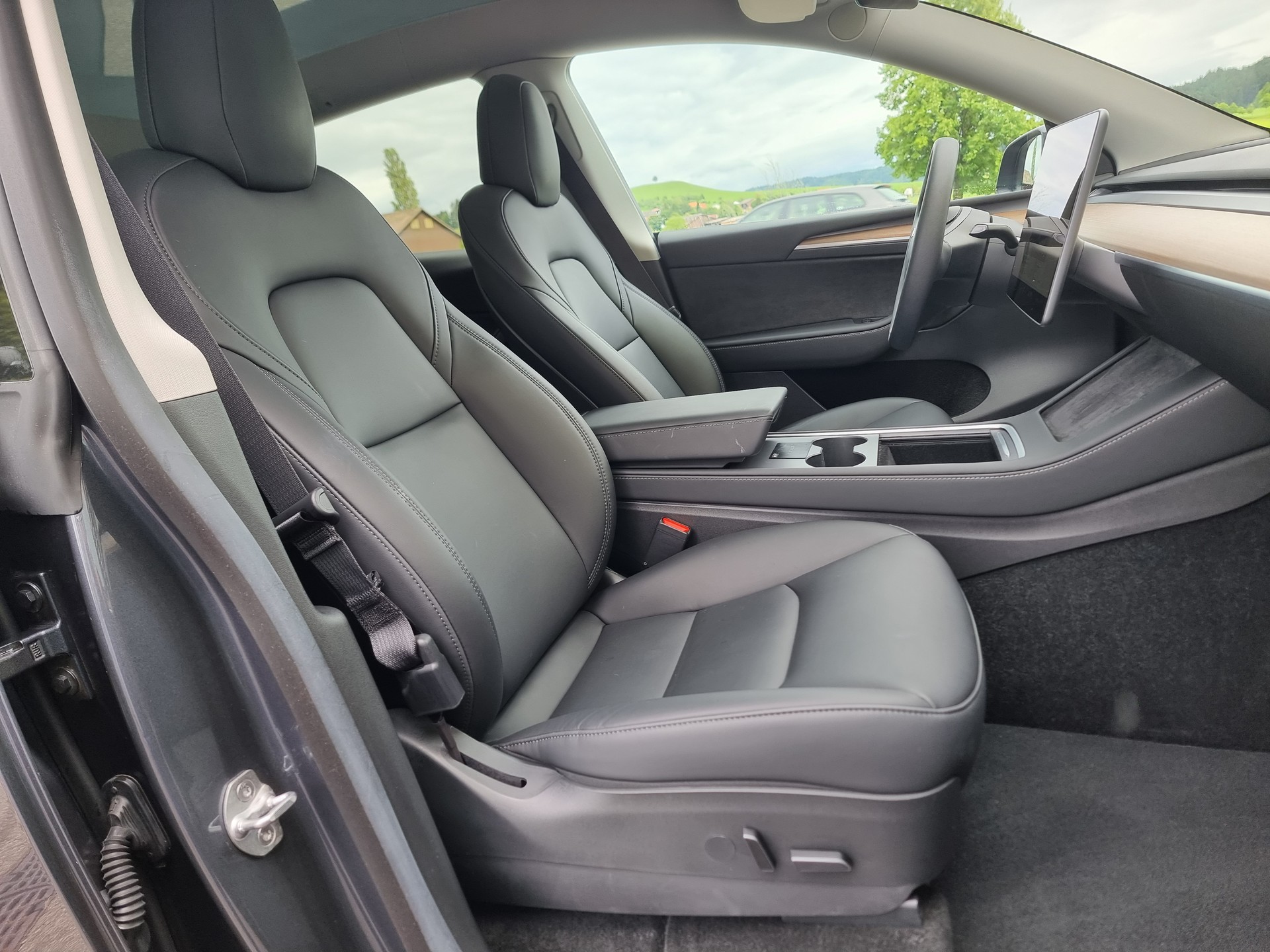 TESLA Model Y Long Range-image-8
