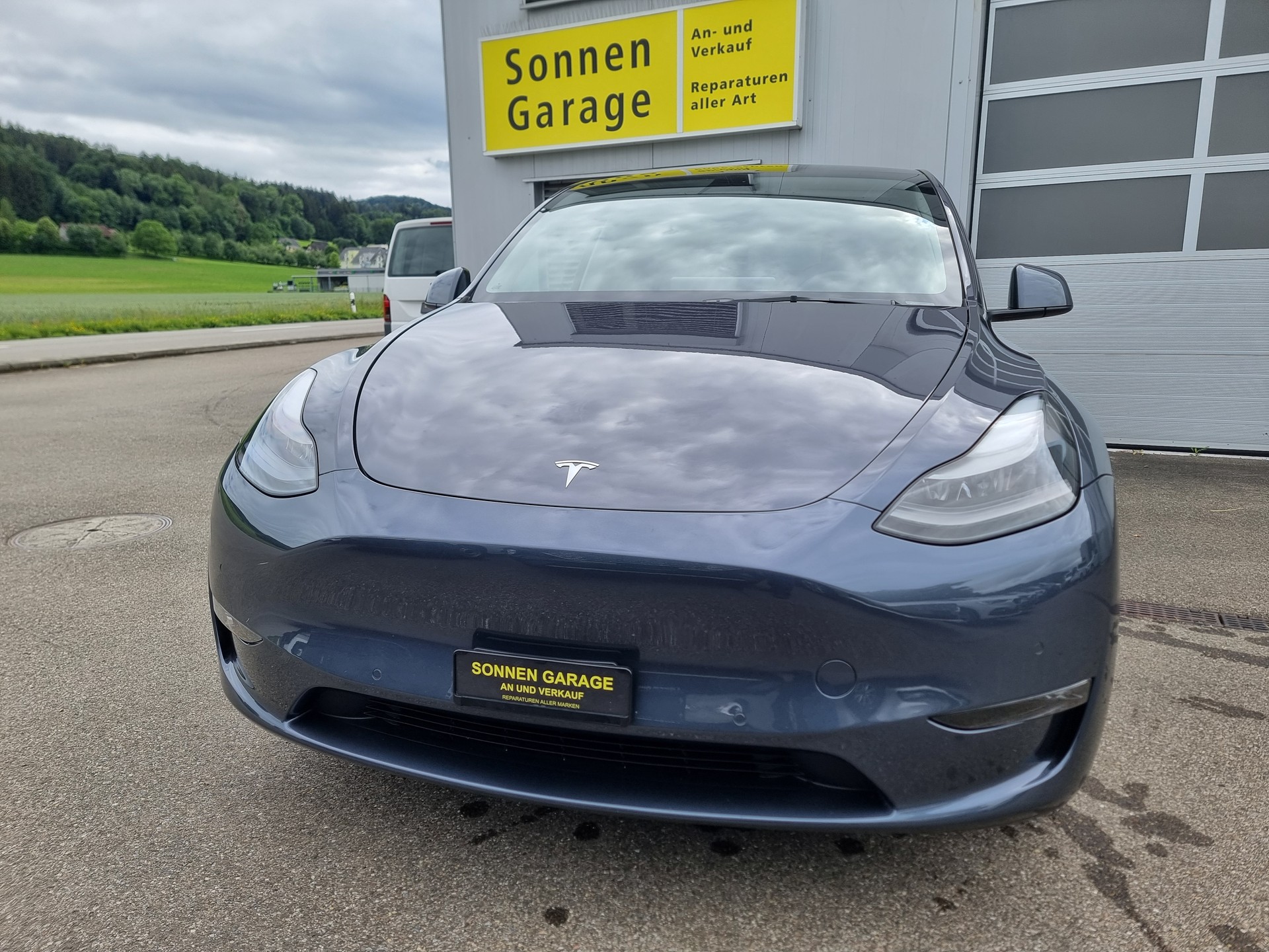 TESLA Model Y Long Range-image-1
