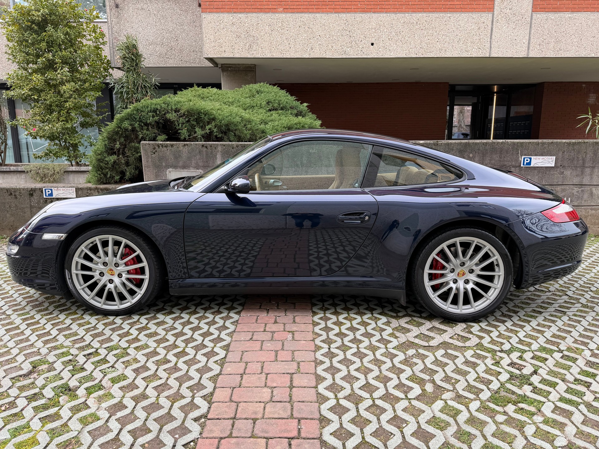 PORSCHE 911 Carrera 4S-image-2