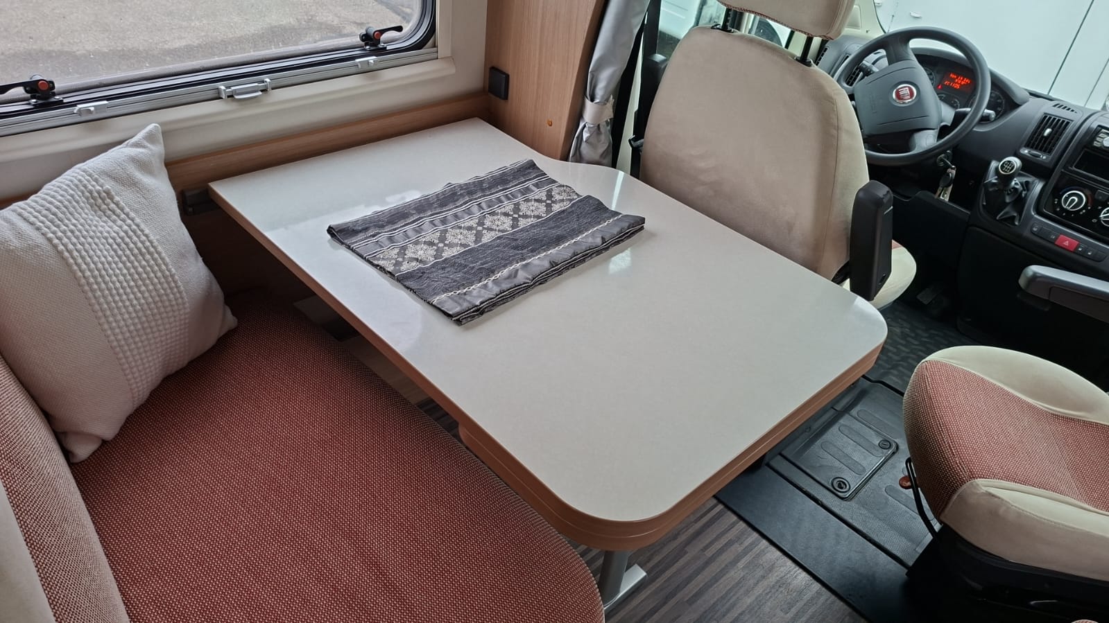 SUN LIVING M 46 SP***Premium-Ausstattung & zum unschlagbaren Preis***Schaltgetriebe 150PS *4 Plätzer *Radio *Doppelbett im Heck *Hubbett*-image-18