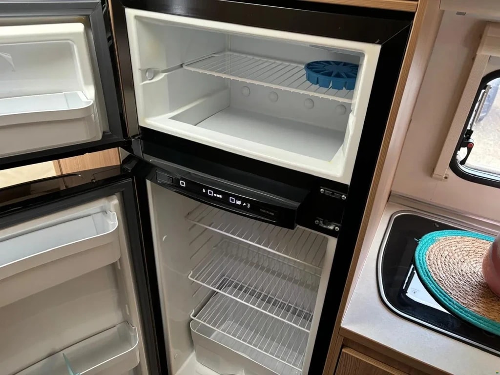 SUN LIVING M 46 SP***Premium-Ausstattung & zum unschlagbaren Preis***Schaltgetriebe 150PS *4 Plätzer *Radio *Doppelbett im Heck *Hubbett*-image-24