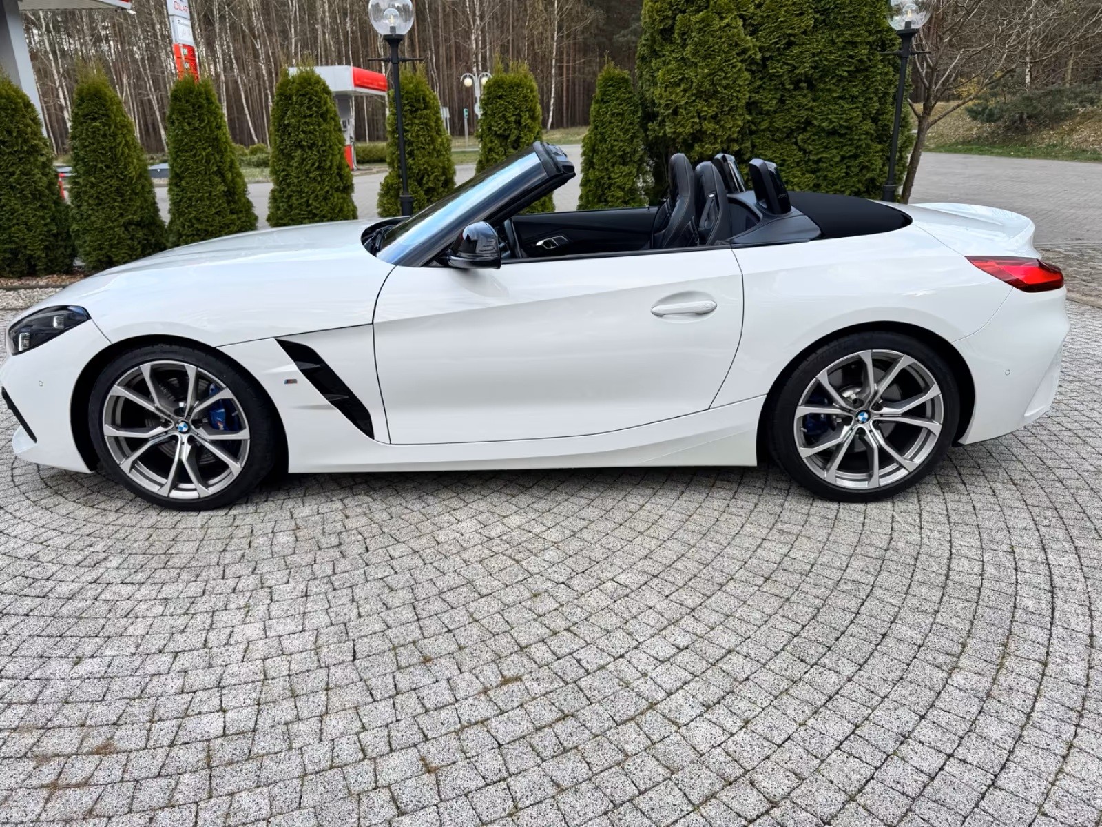BMW M40i-image-2