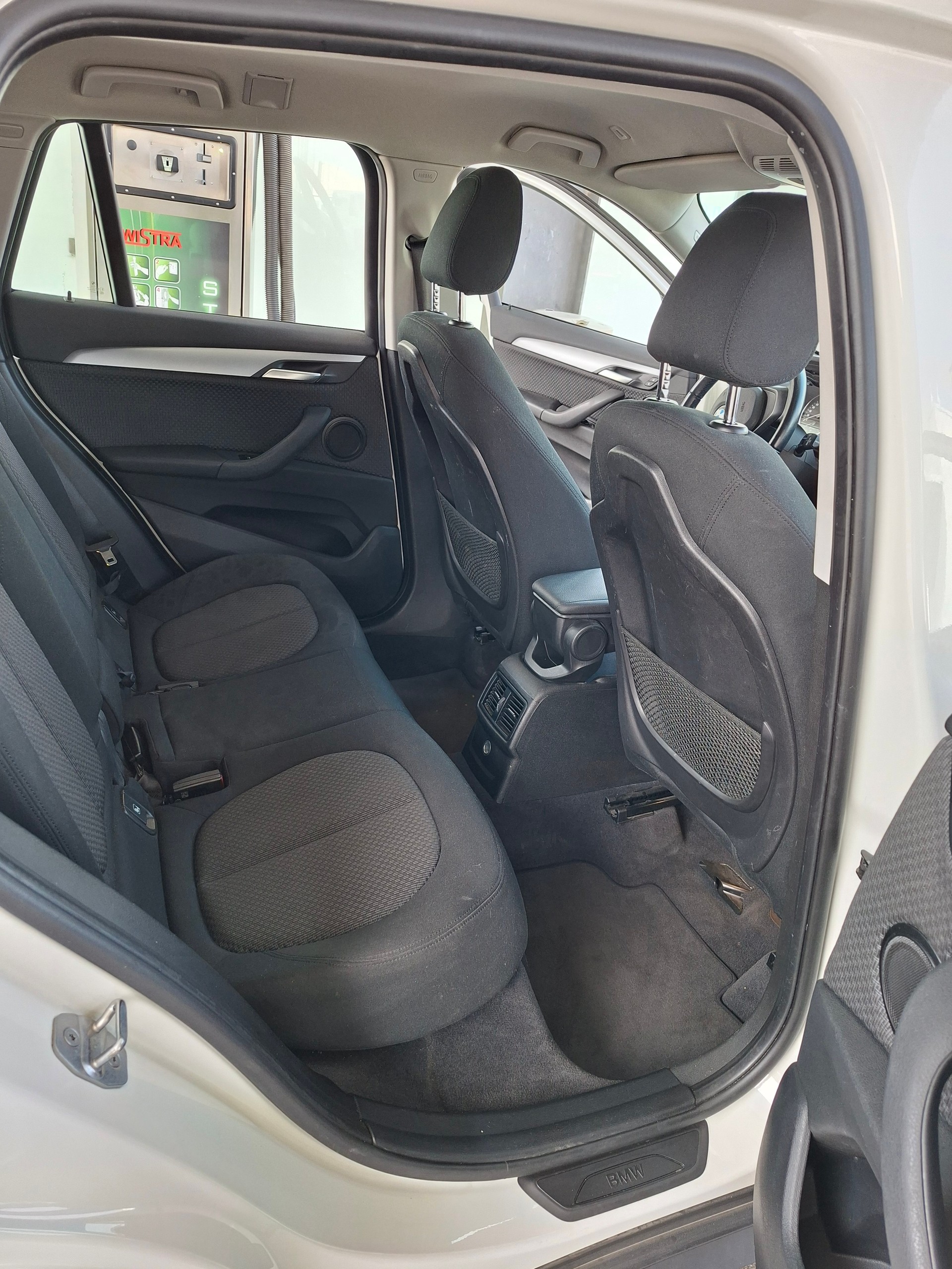BMW 18d xDrive-image-4