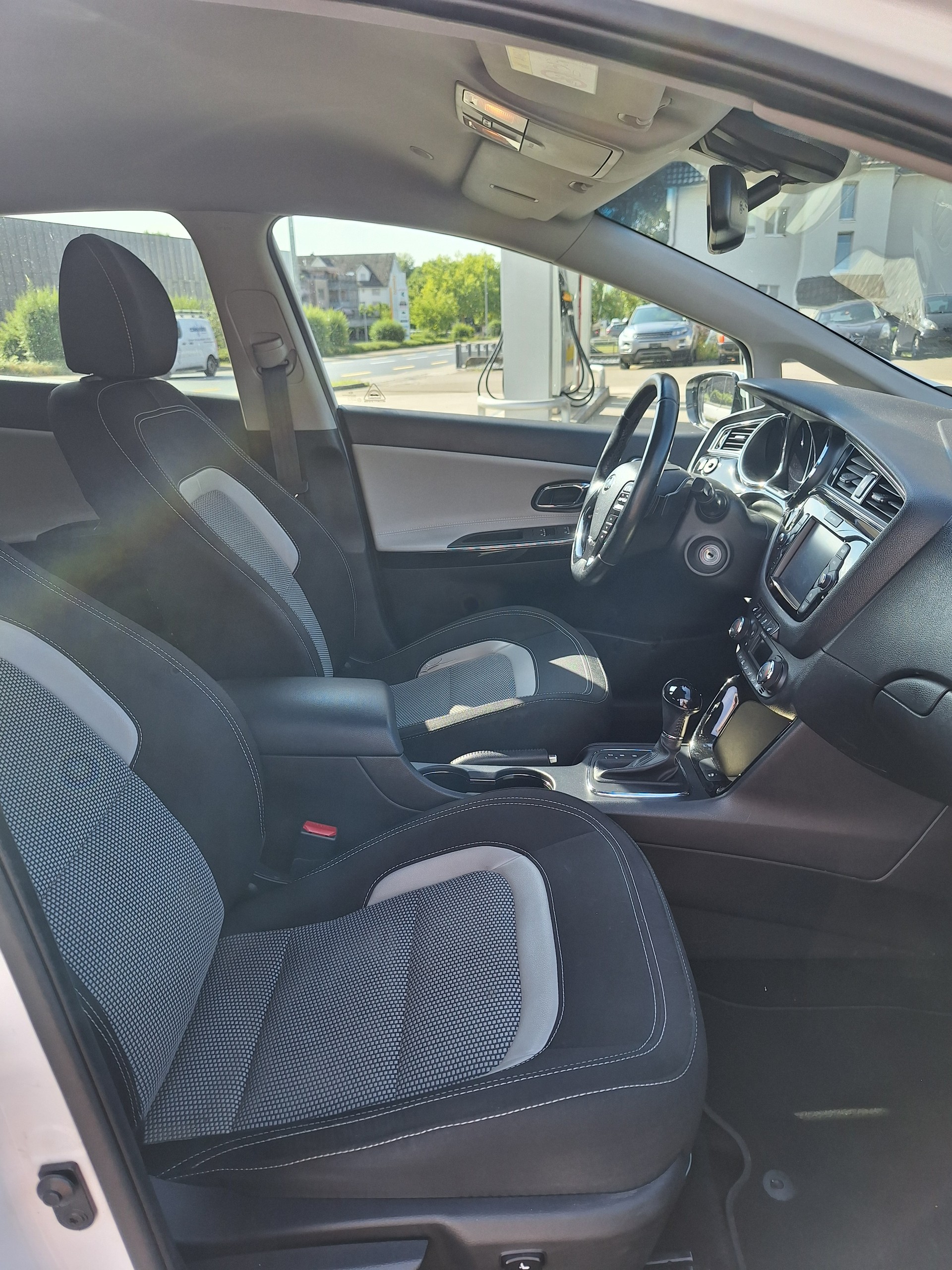KIA Cee'd 1.6 CRDi Swiss Champion DCT-image-5