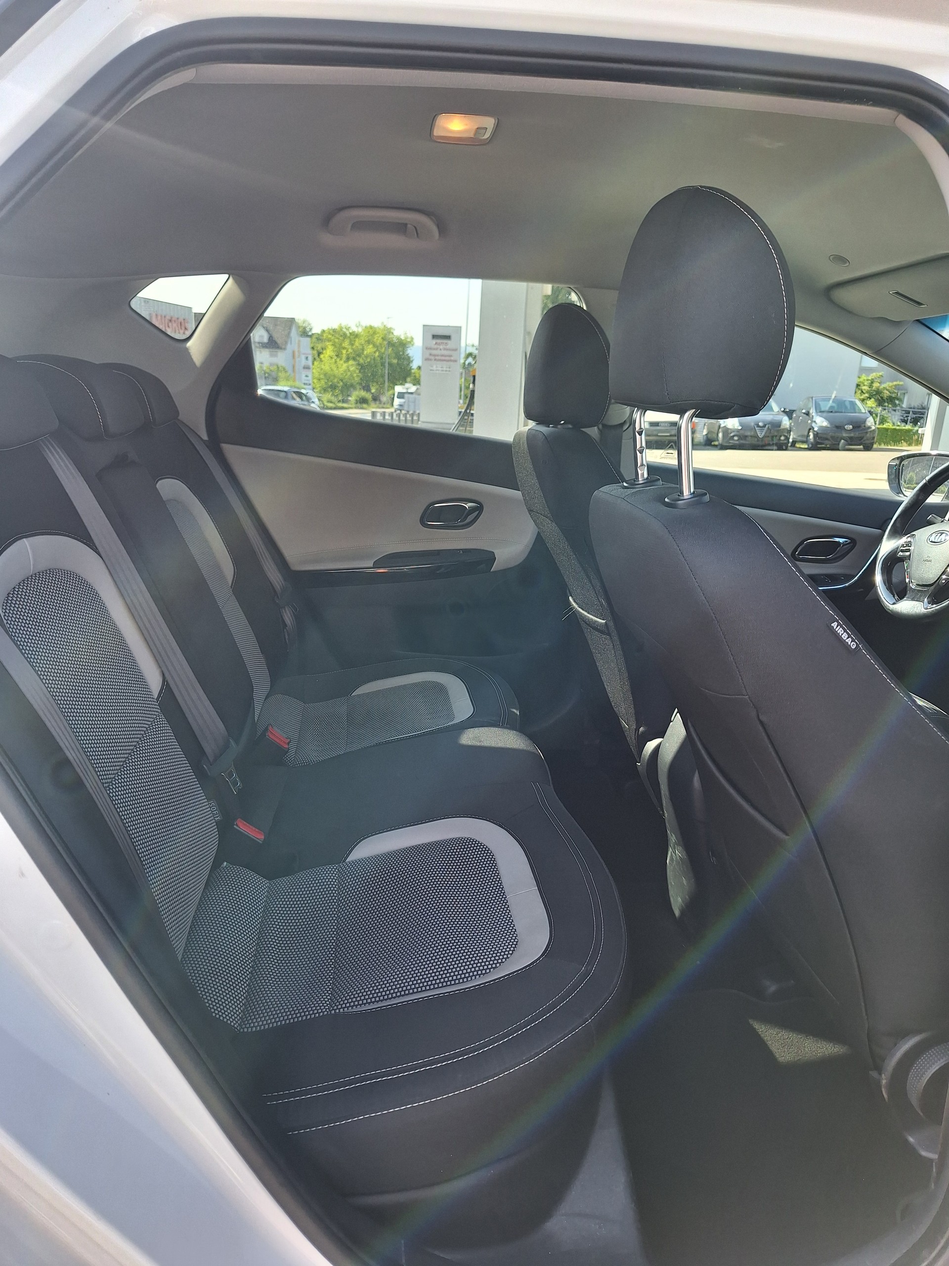KIA Cee'd 1.6 CRDi Swiss Champion DCT-image-6