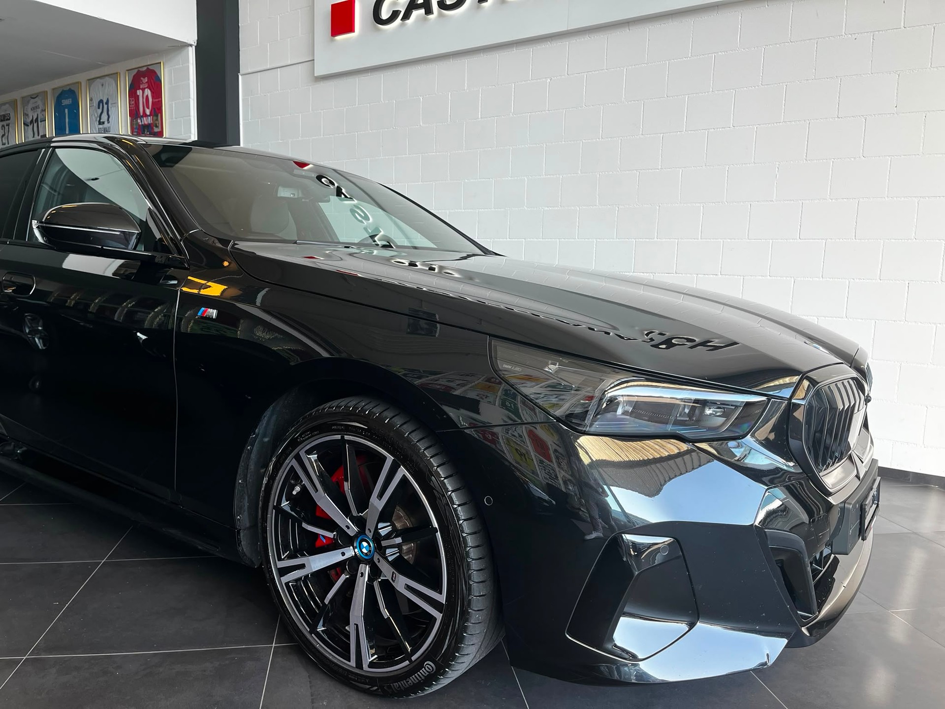 BMW 550e xDrive M Sport Pro Steptronic-showroom-element-1