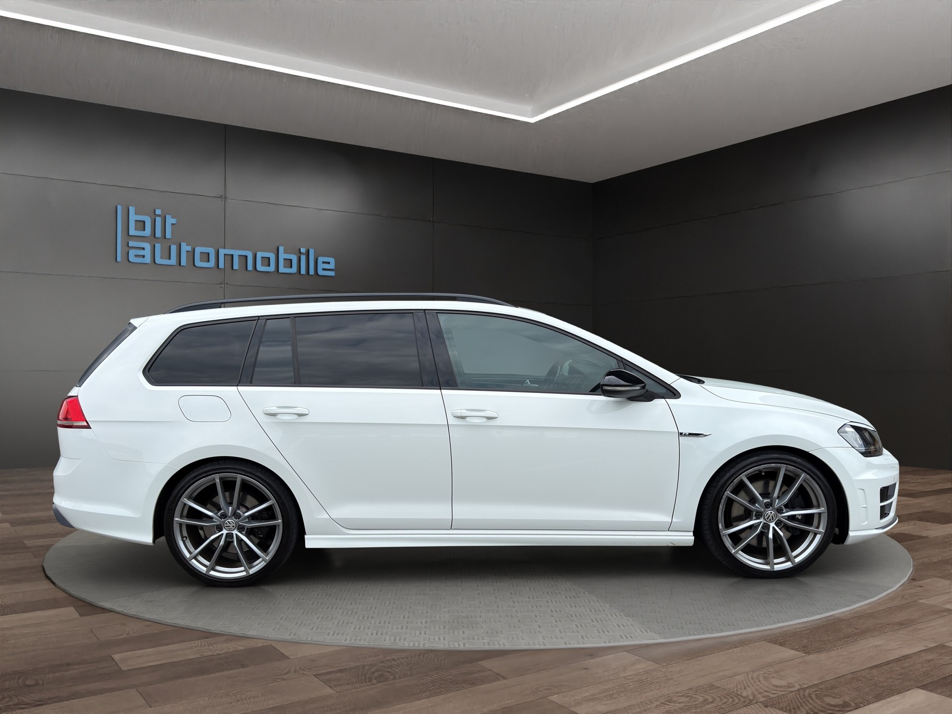 VW Variant 2.0 TSI R 4 Motion DSG-image-8