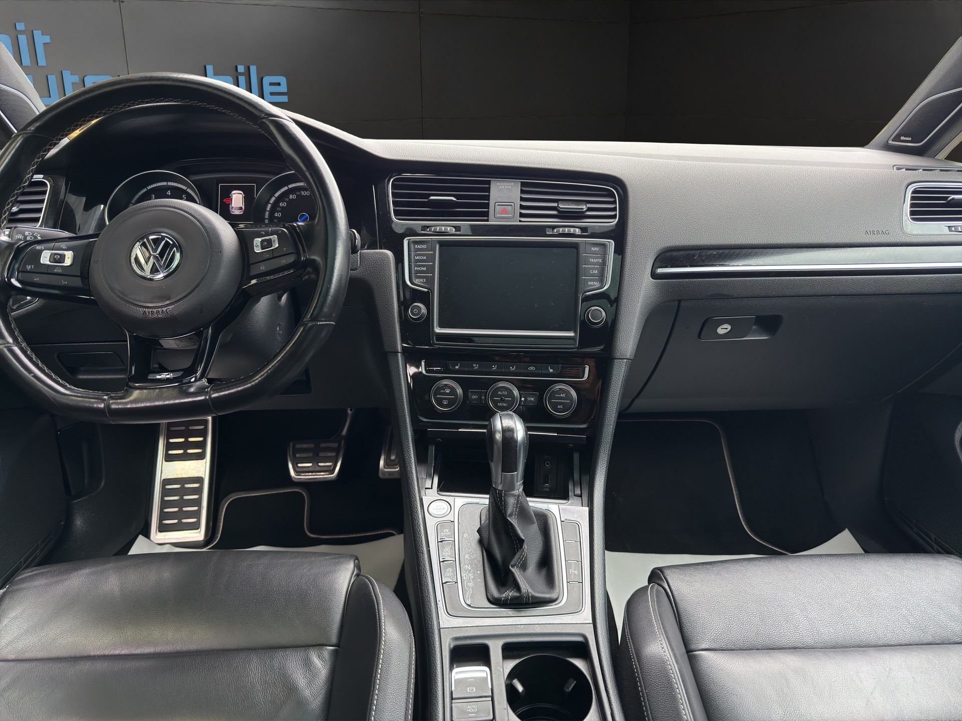 VW Variant 2.0 TSI R 4 Motion DSG-image-10
