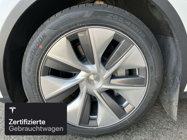 TESLA Model Y Long Range AWD-image-4