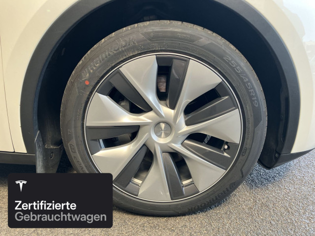 TESLA Model Y Long Range AWD-image-10