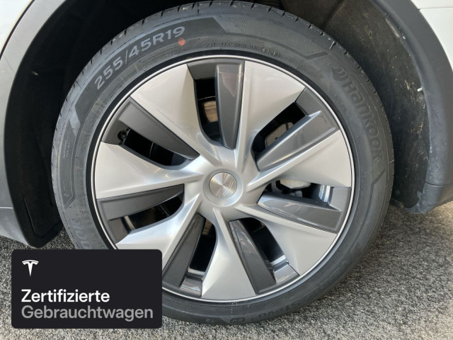 TESLA Model Y Long Range AWD-image-5