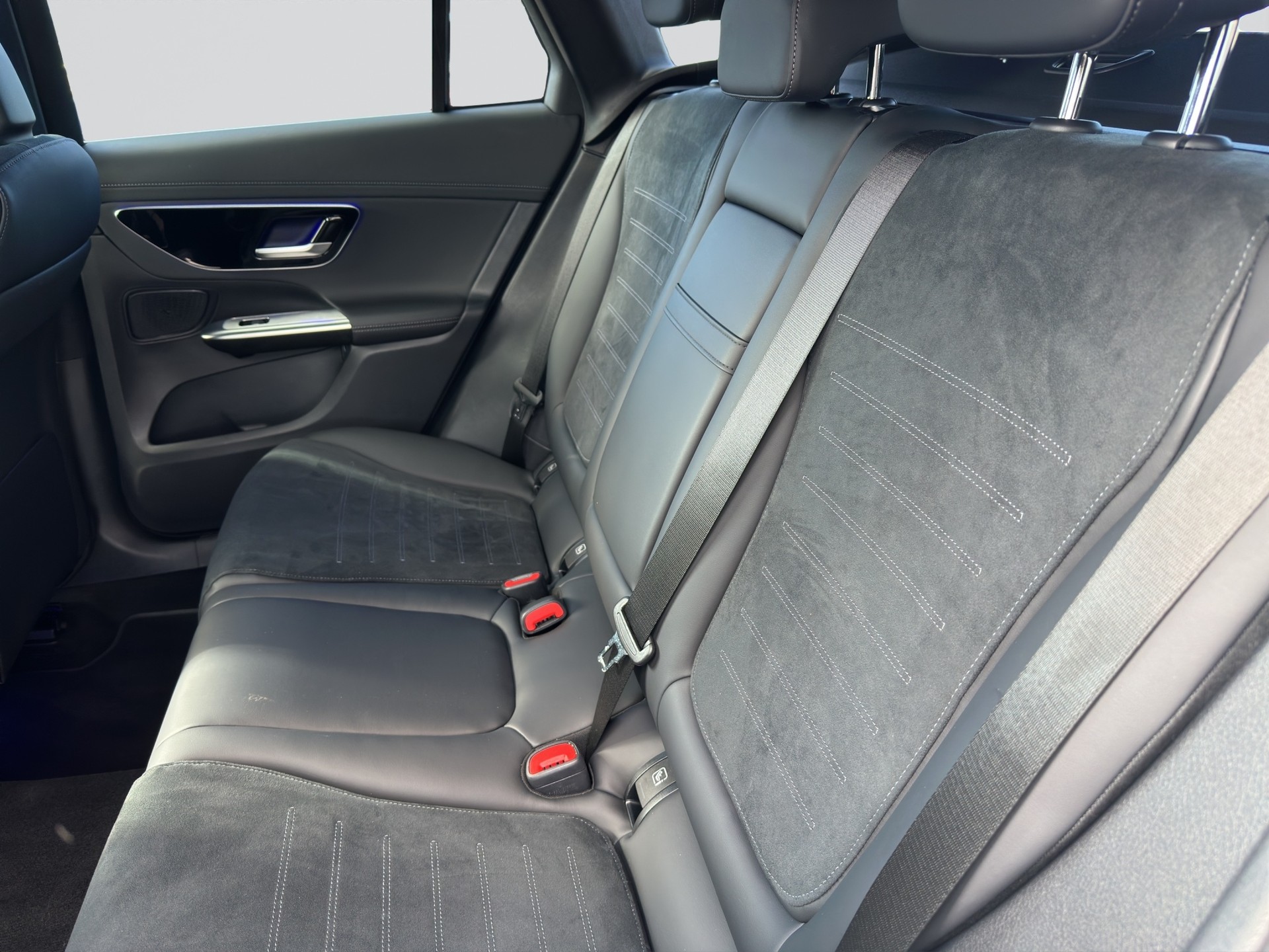MERCEDES-BENZ GLC 300 4Matic AMG Line 9G-Tronic-image-2