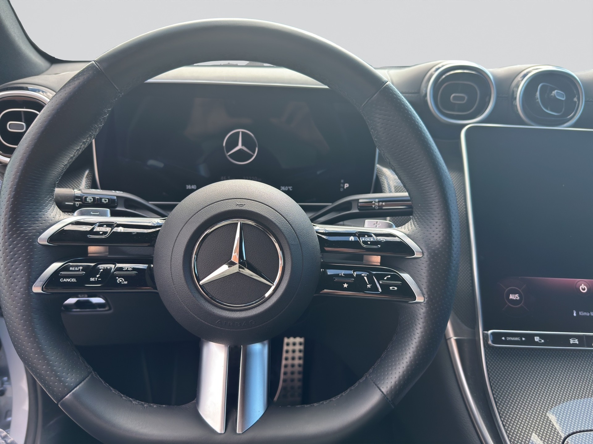 MERCEDES-BENZ GLC 300 4Matic AMG Line 9G-Tronic-image-7