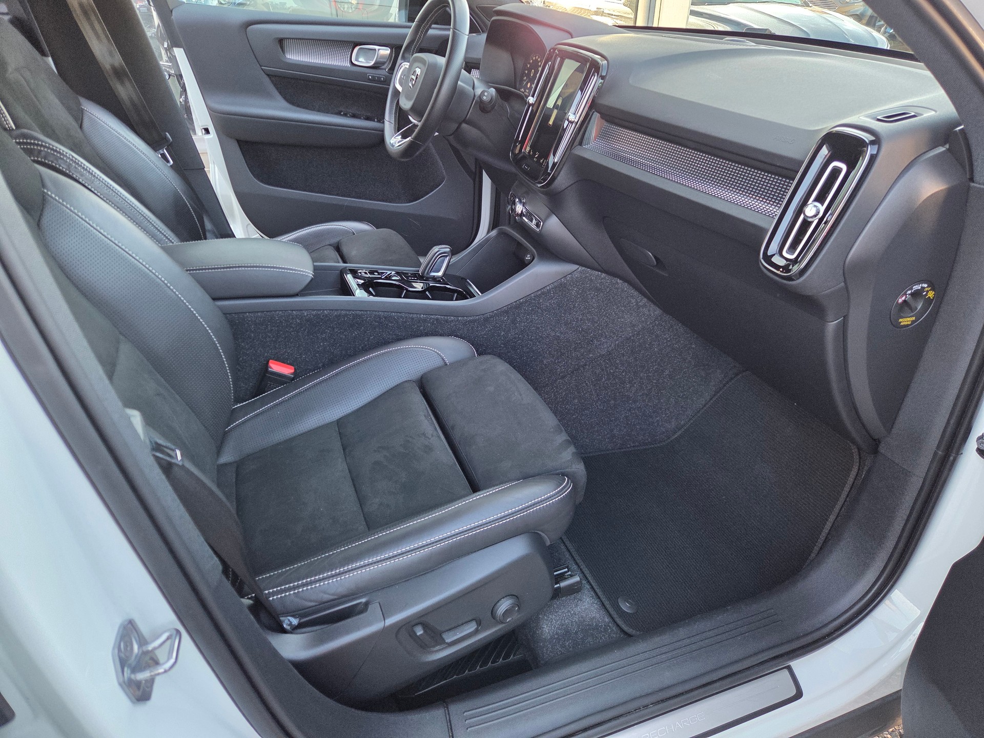 VOLVO XC40 T5 TwE R-Design DCT-image-10