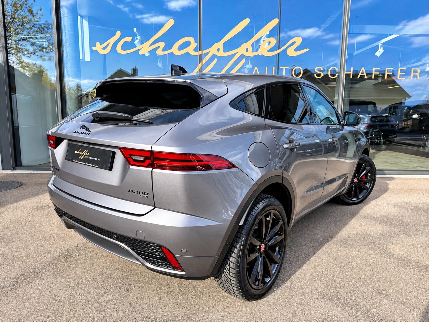 JAGUAR E-Pace 2.0d D200 R-Dynamic AWD SE-showroom-element-2