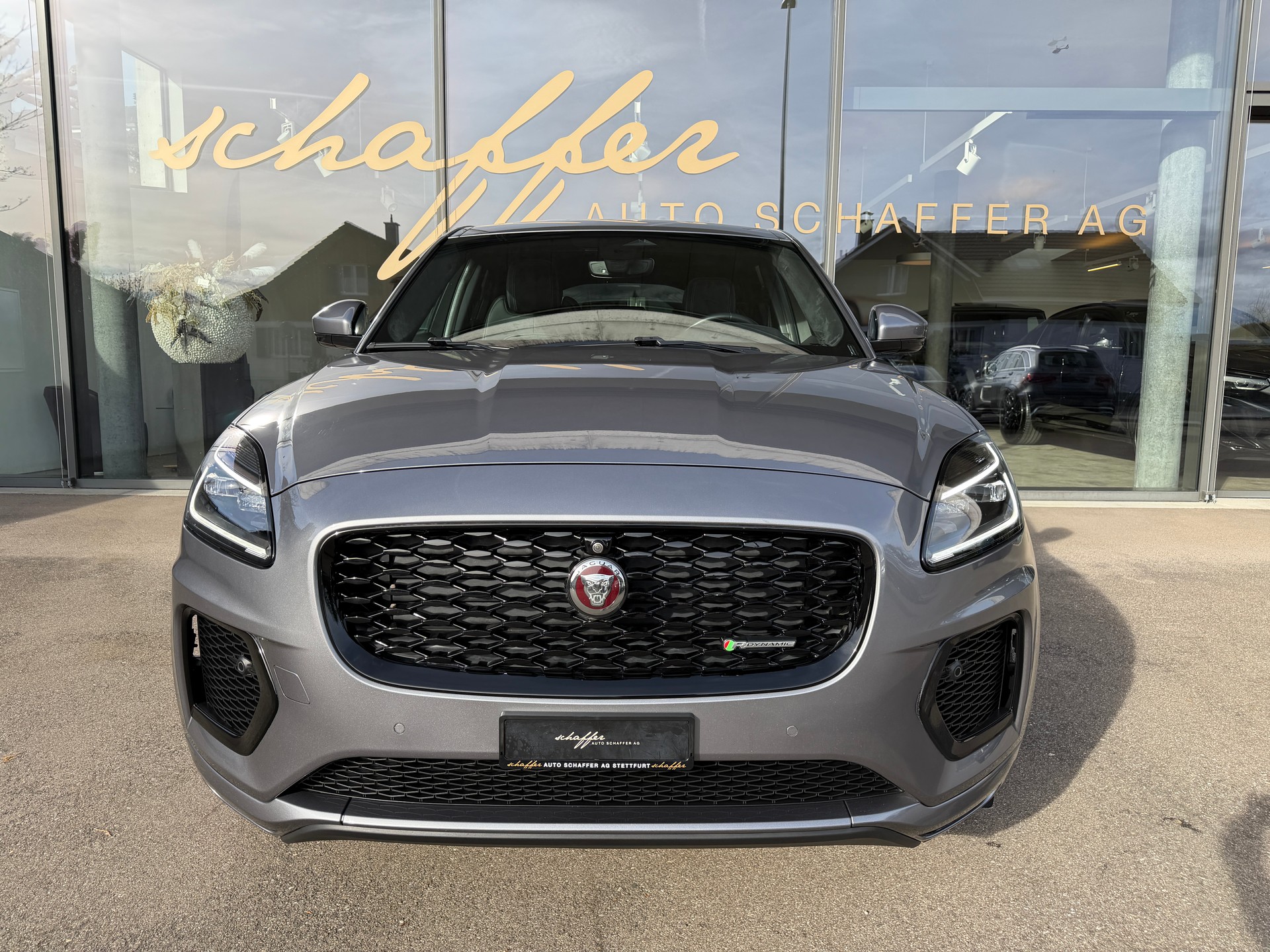 JAGUAR E-Pace 2.0d D200 R-Dynamic AWD SE-showroom-element-2