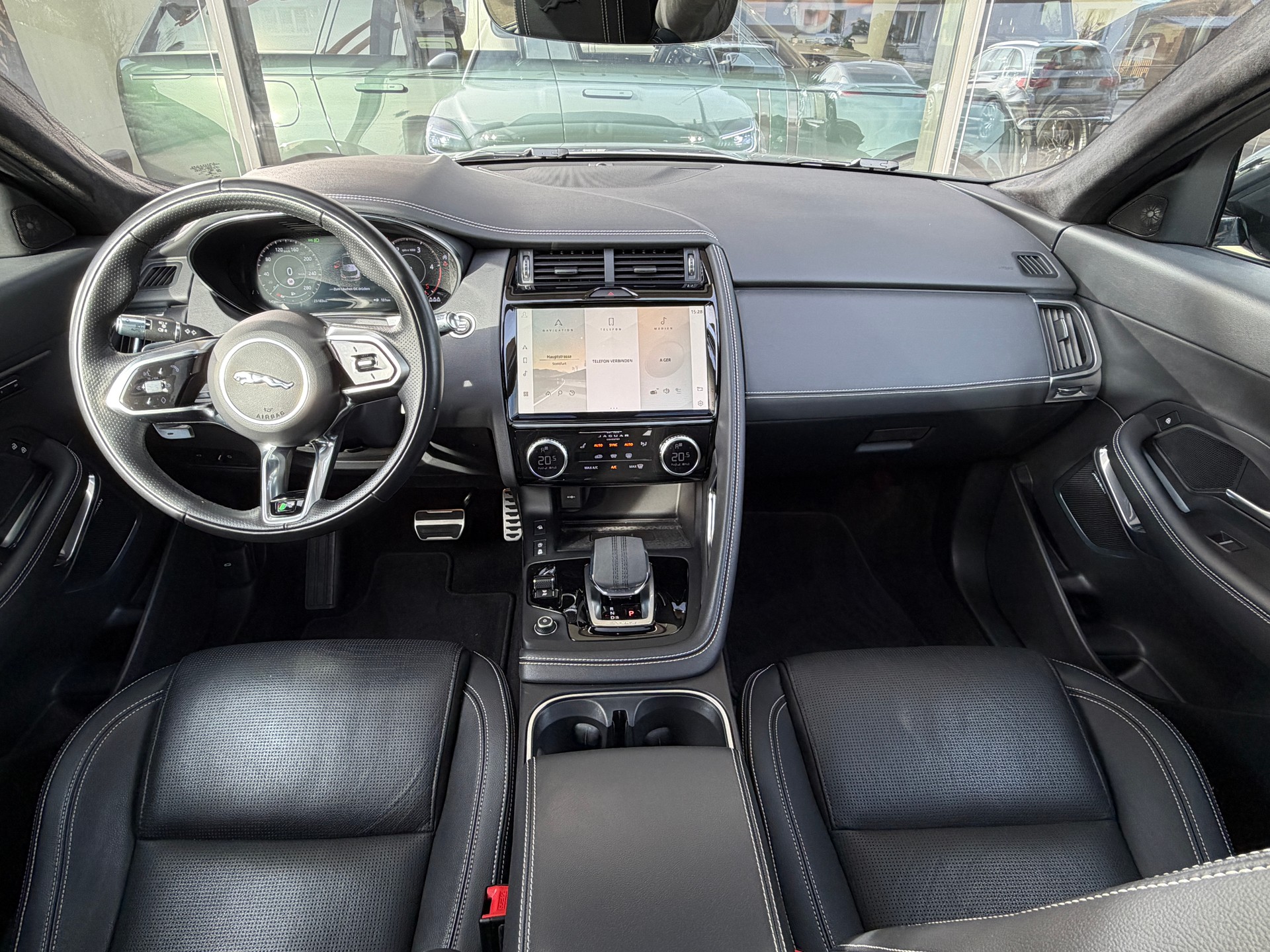 JAGUAR E-Pace 2.0d D200 R-Dynamic AWD SE-image-14