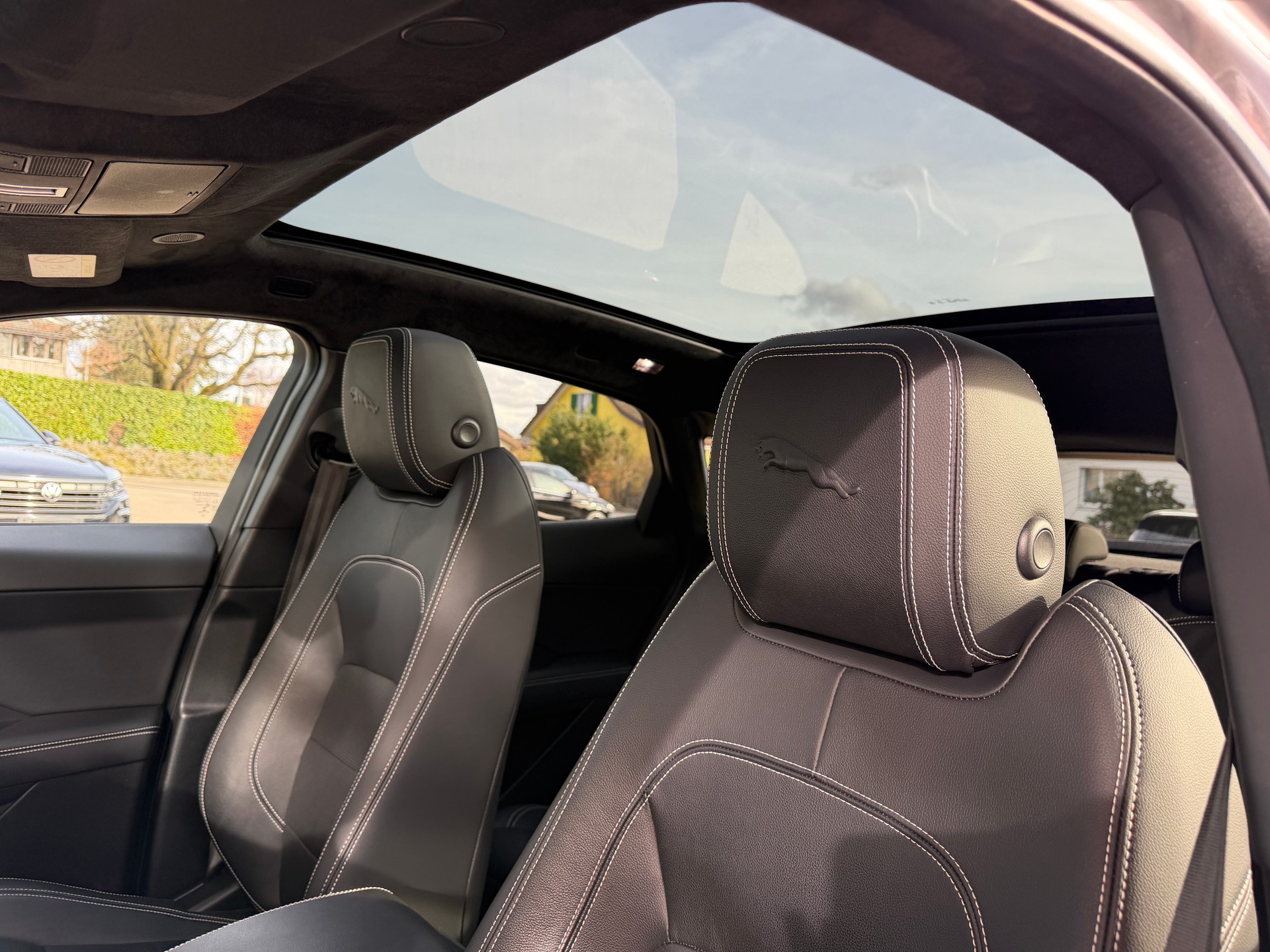 JAGUAR E-Pace 2.0d D200 R-Dynamic AWD SE-image-17