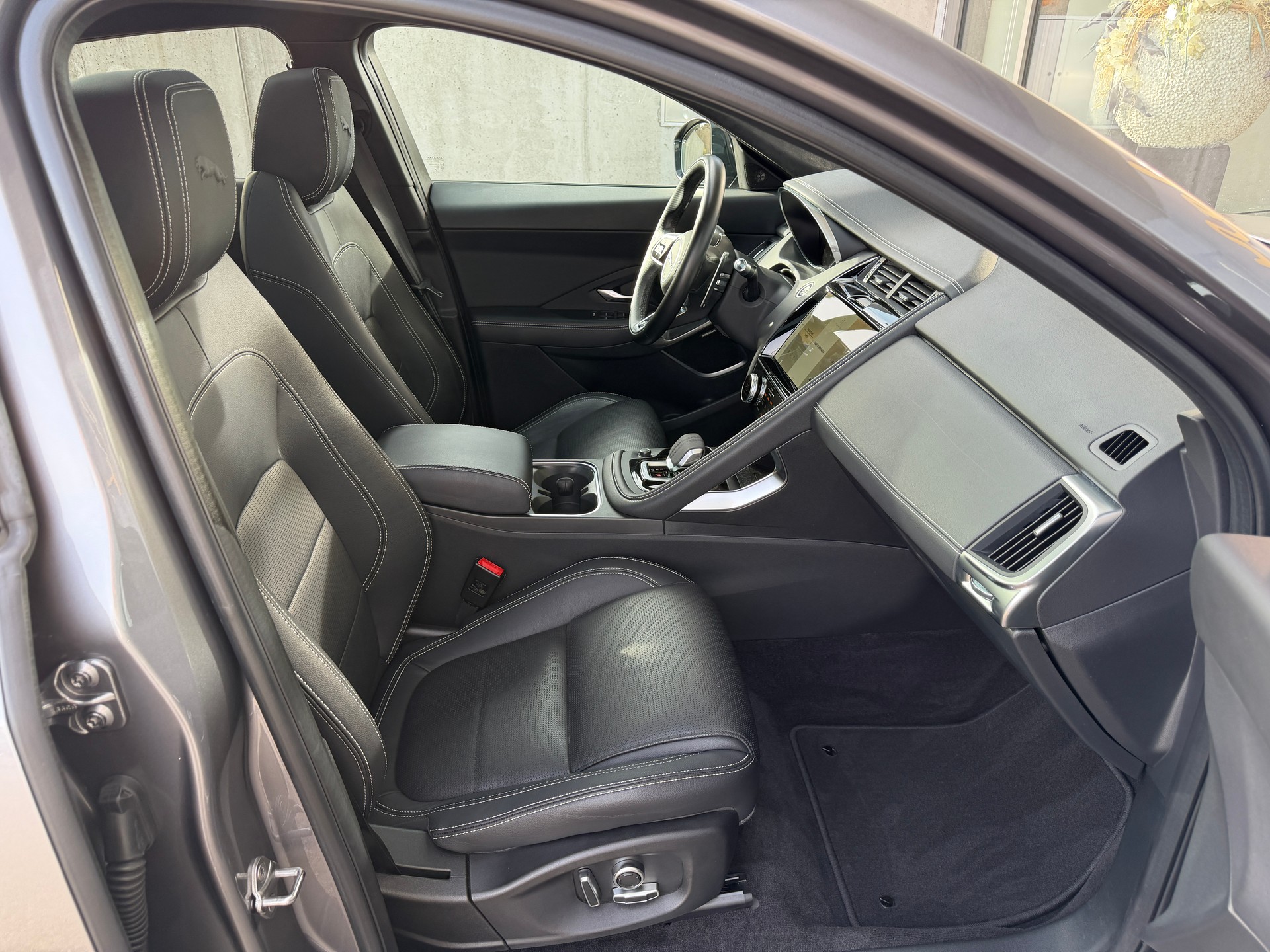 JAGUAR E-Pace 2.0d D200 R-Dynamic AWD SE-image-17