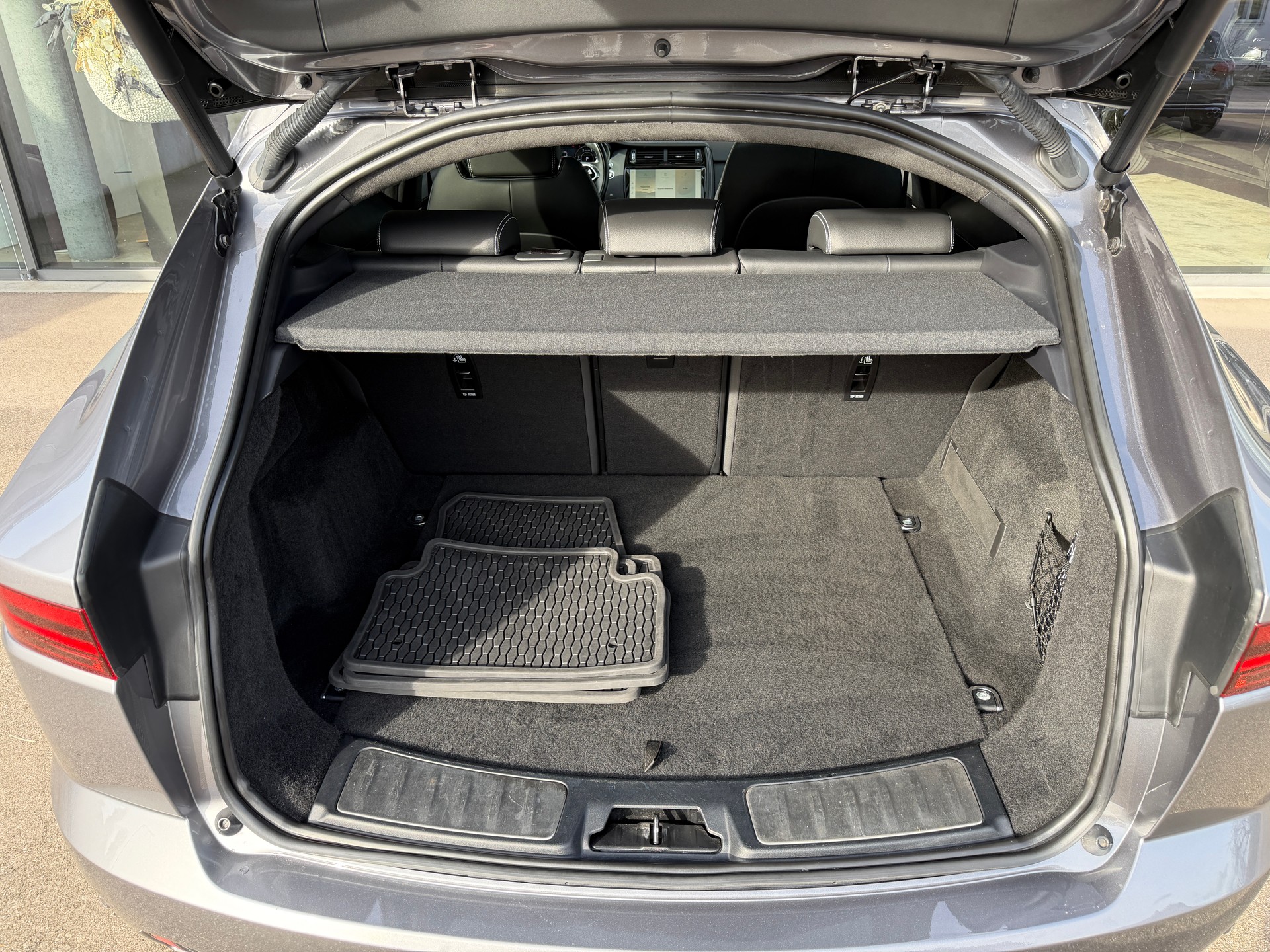 JAGUAR E-Pace 2.0d D200 R-Dynamic AWD SE-image-22