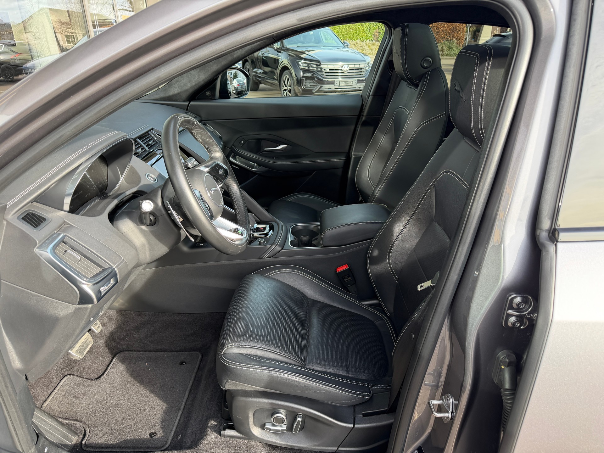 JAGUAR E-Pace 2.0d D200 R-Dynamic AWD SE-image-10