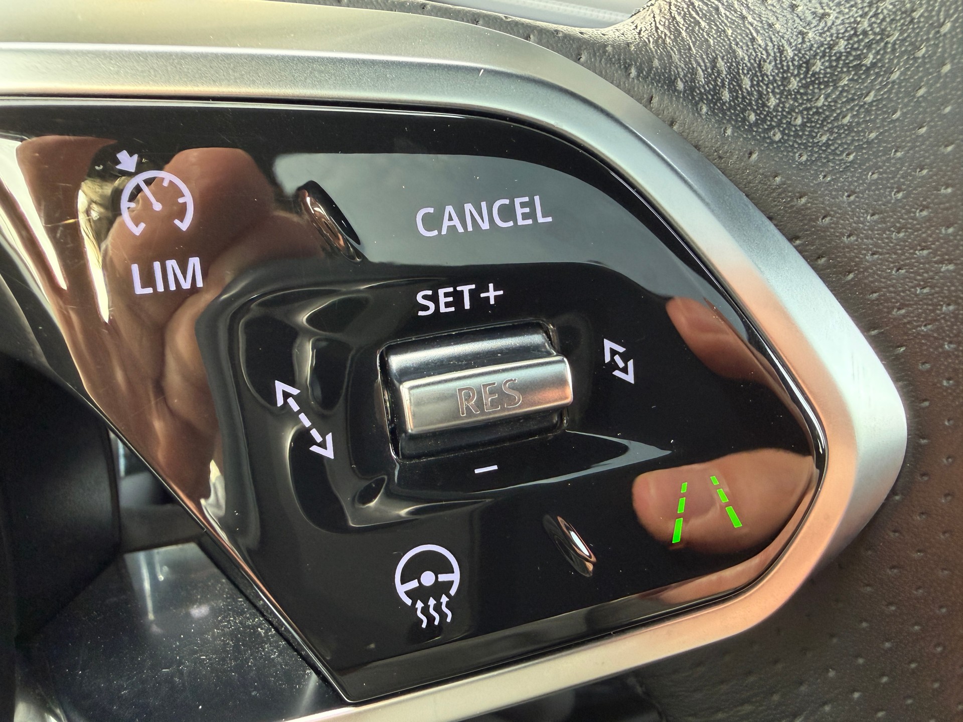 JAGUAR E-Pace 2.0d D200 R-Dynamic AWD SE-image-21