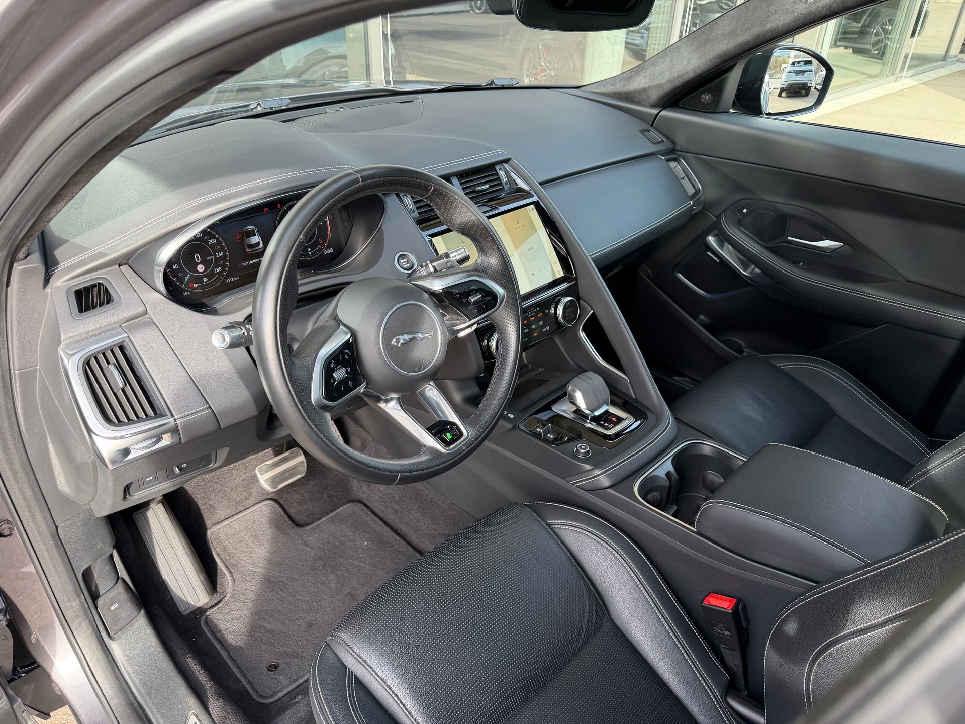 JAGUAR E-Pace 2.0d D200 R-Dynamic AWD SE-image-11