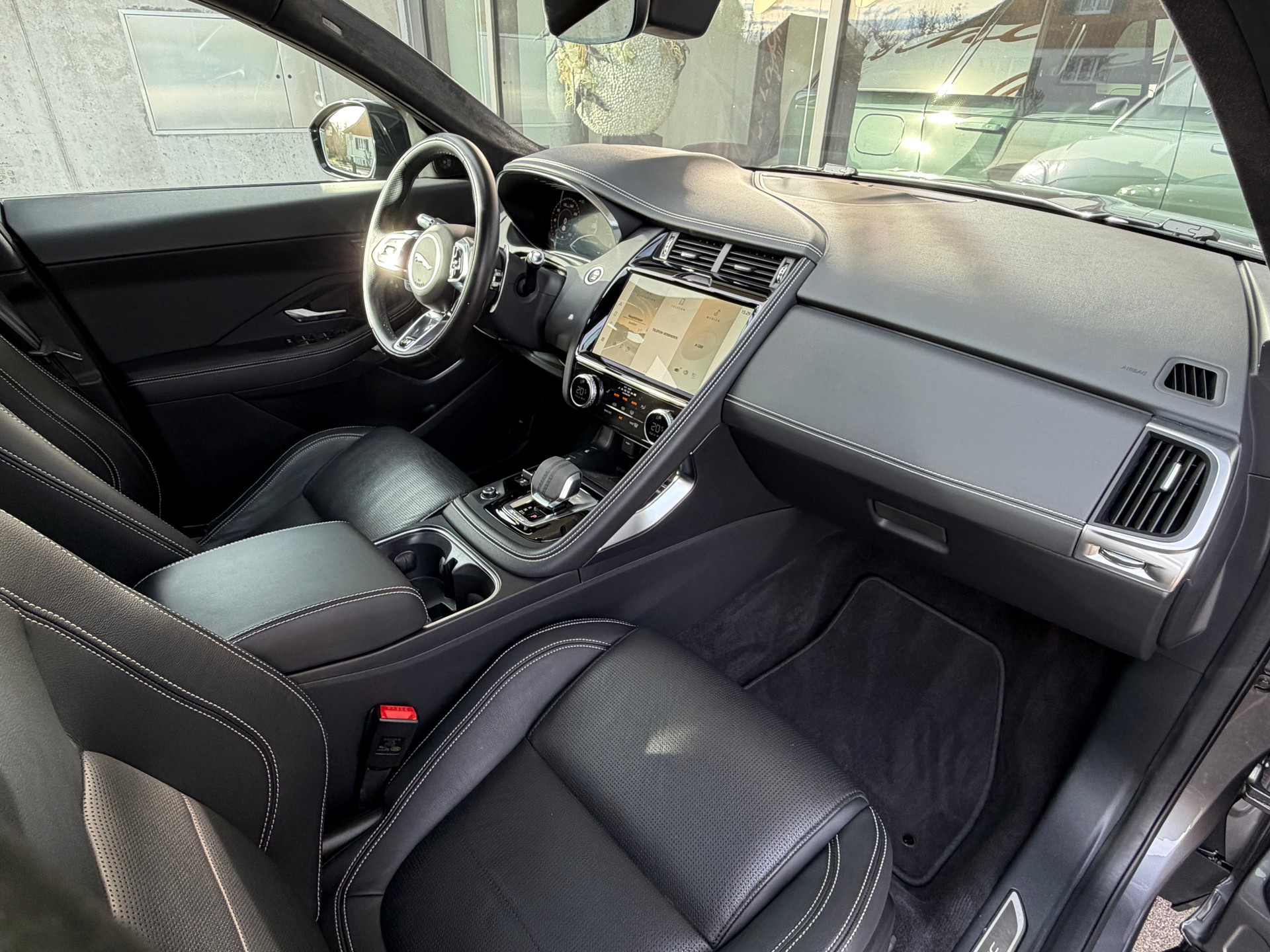 JAGUAR E-Pace 2.0d D200 R-Dynamic AWD SE-image-16