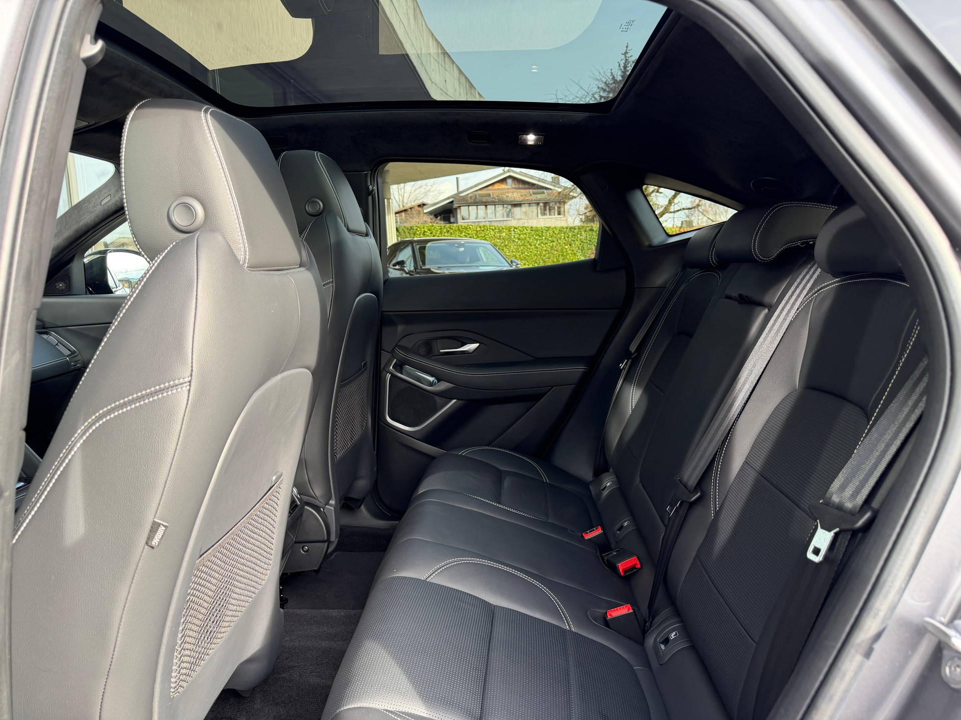 JAGUAR E-Pace 2.0d D200 R-Dynamic AWD SE-image-24