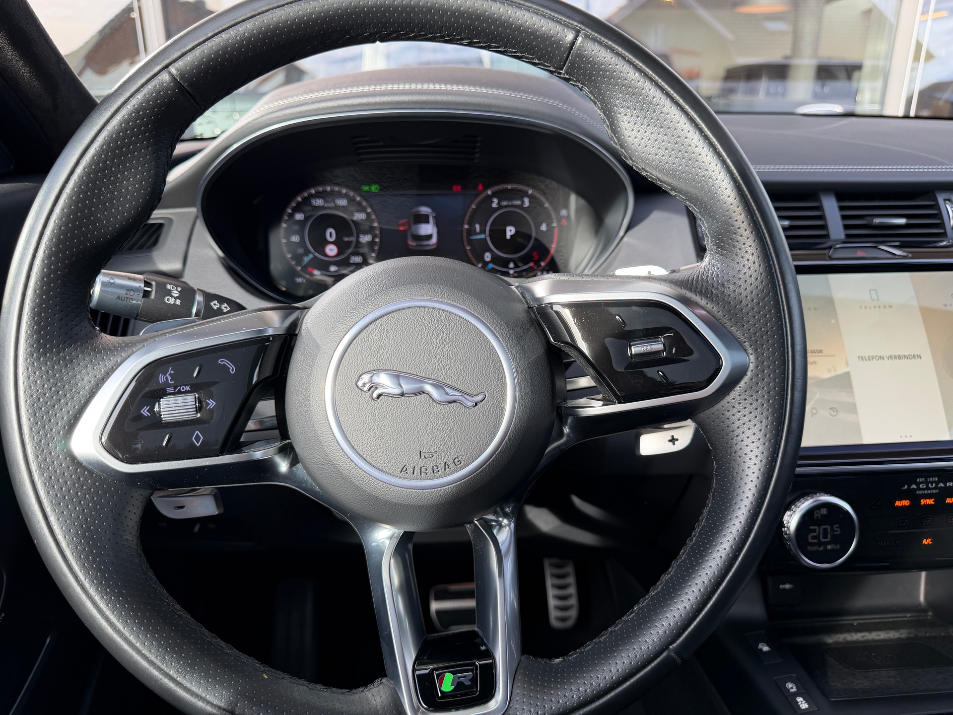 JAGUAR E-Pace 2.0d D200 R-Dynamic AWD SE-image-14