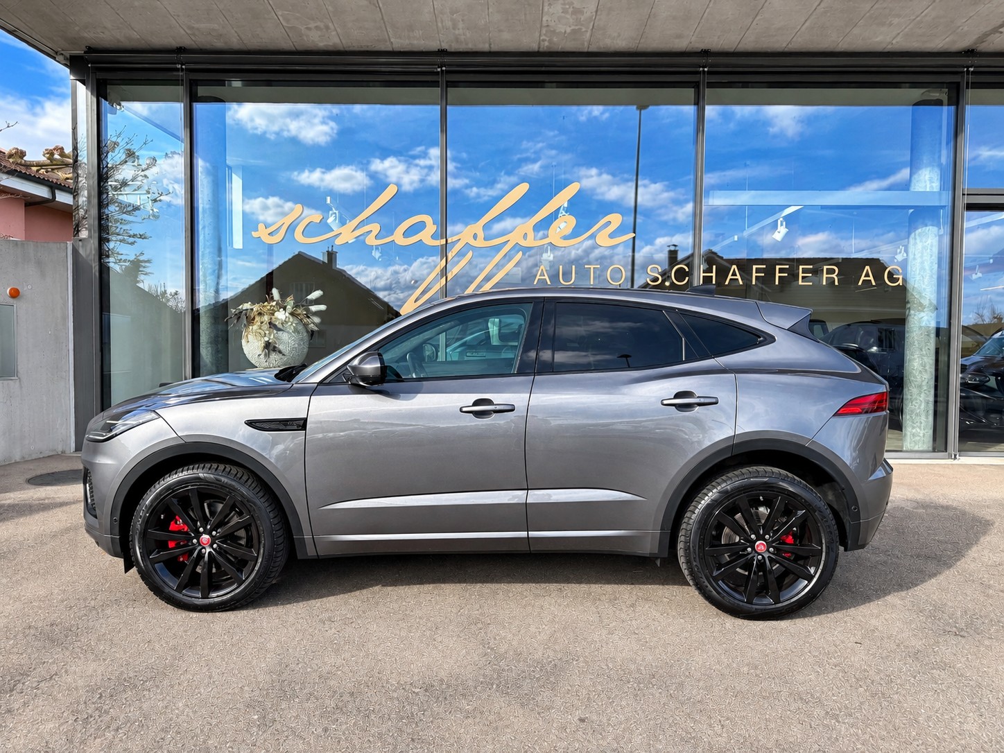 JAGUAR E-Pace 2.0d D200 R-Dynamic AWD SE-showroom-element-1