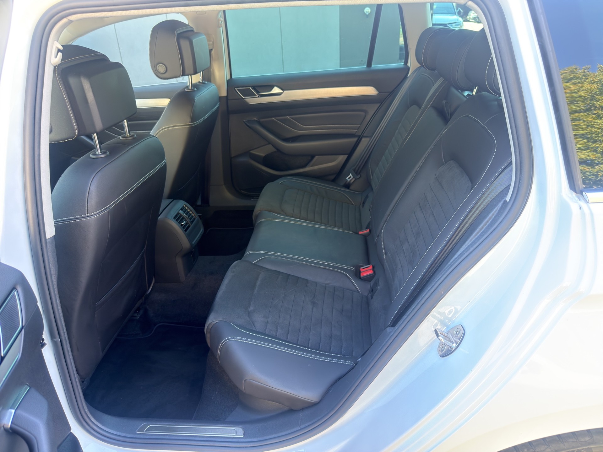 VW Passat 2.0 TDI BMT Elegance 4Motion DSG-image-13