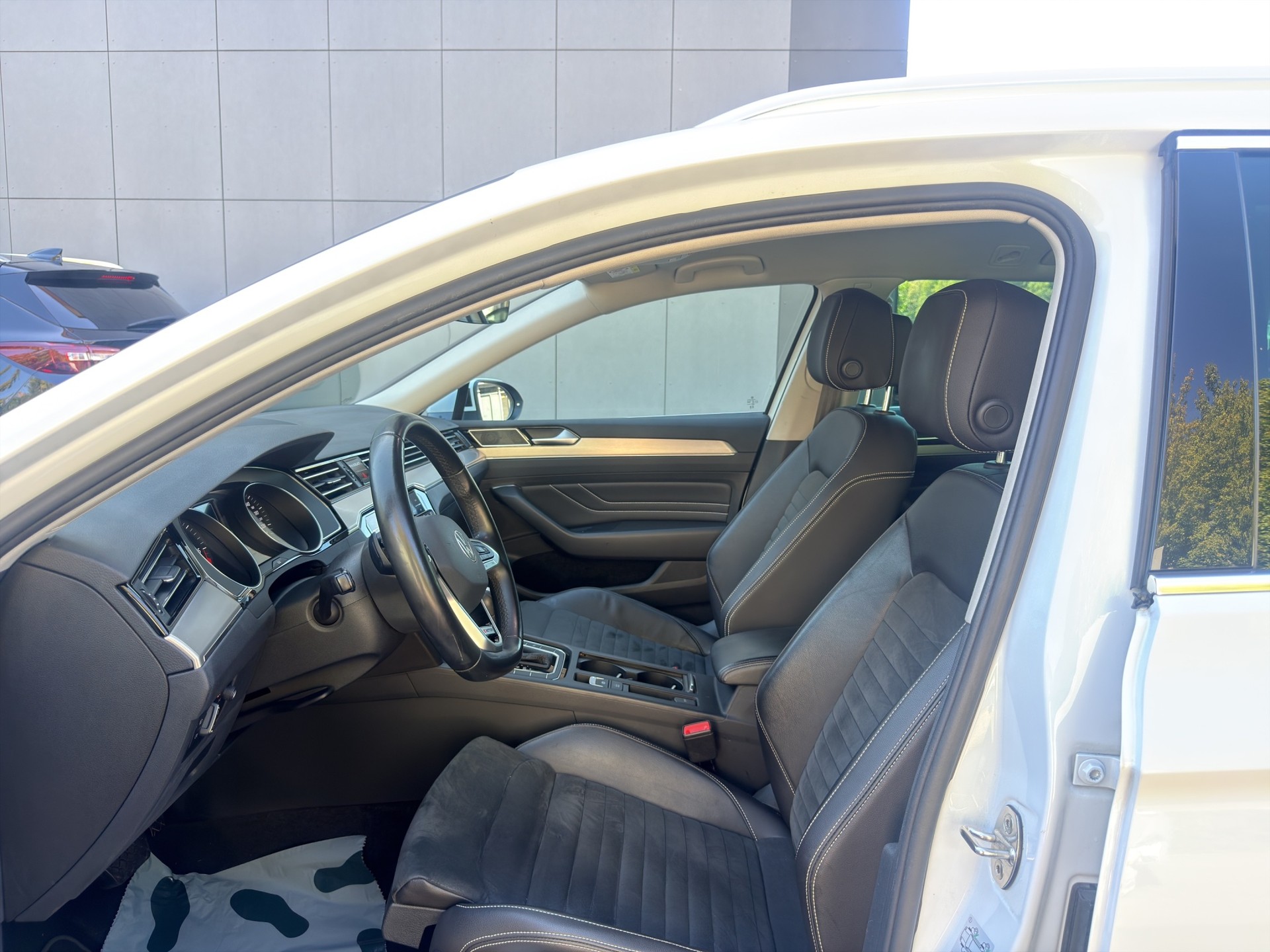VW Passat 2.0 TDI BMT Elegance 4Motion DSG-image-10