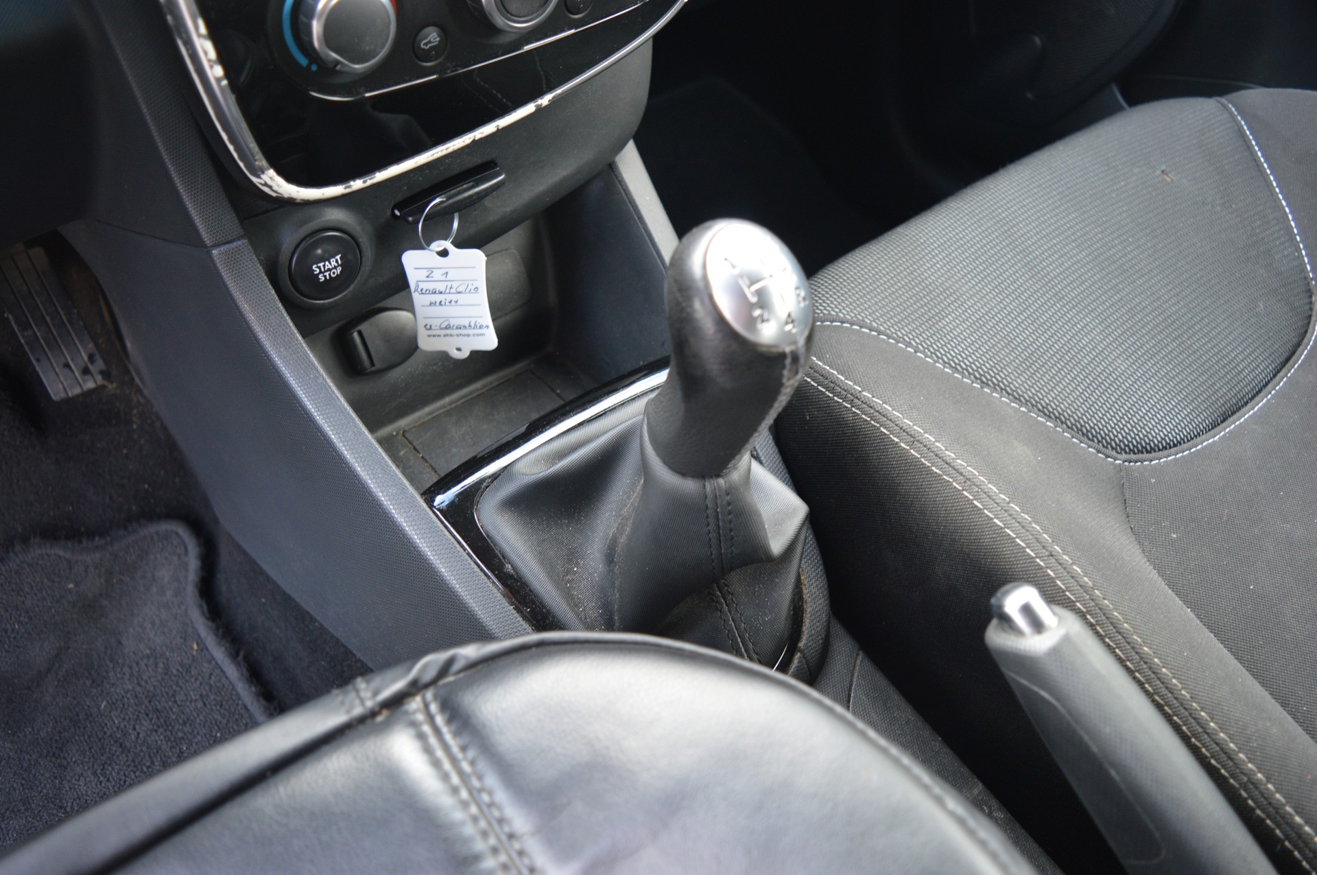 RENAULT Clio 1.2 16V Authentique-image-15