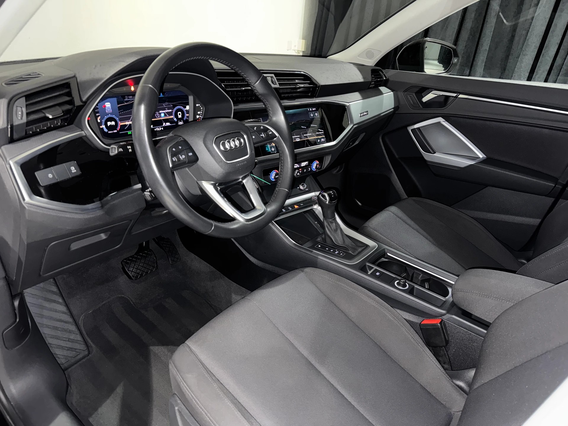 AUDI Q3 40 TFSI quattro S-tronic-image-11