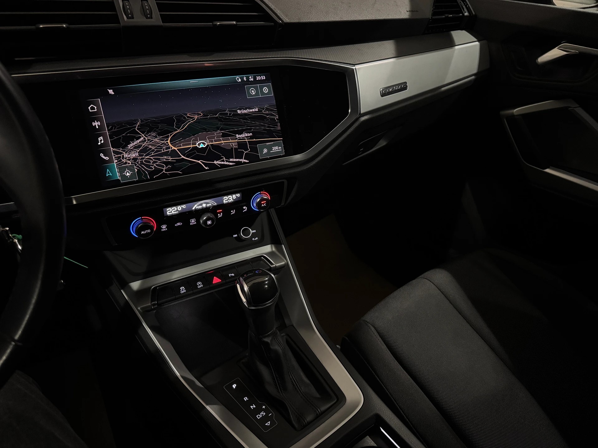 AUDI Q3 40 TFSI quattro S-tronic-image-16