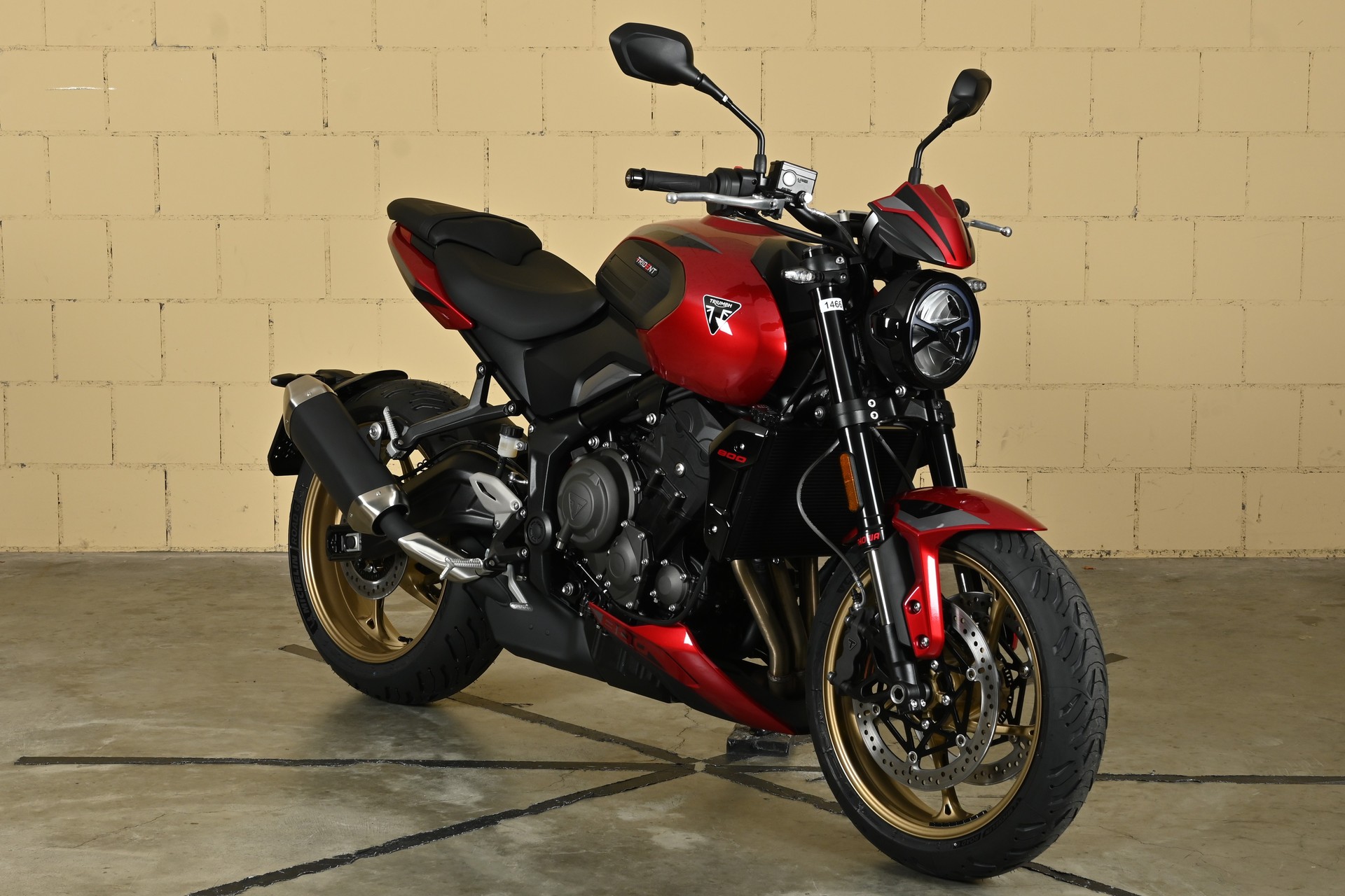 TRIUMPH 800-showroom-element-1