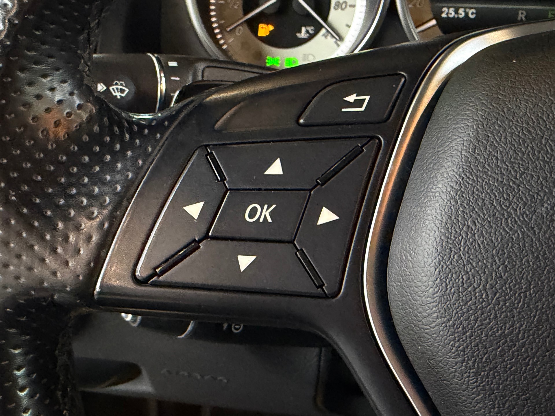 MERCEDES-BENZ E 200 7G-Tronic-image-23