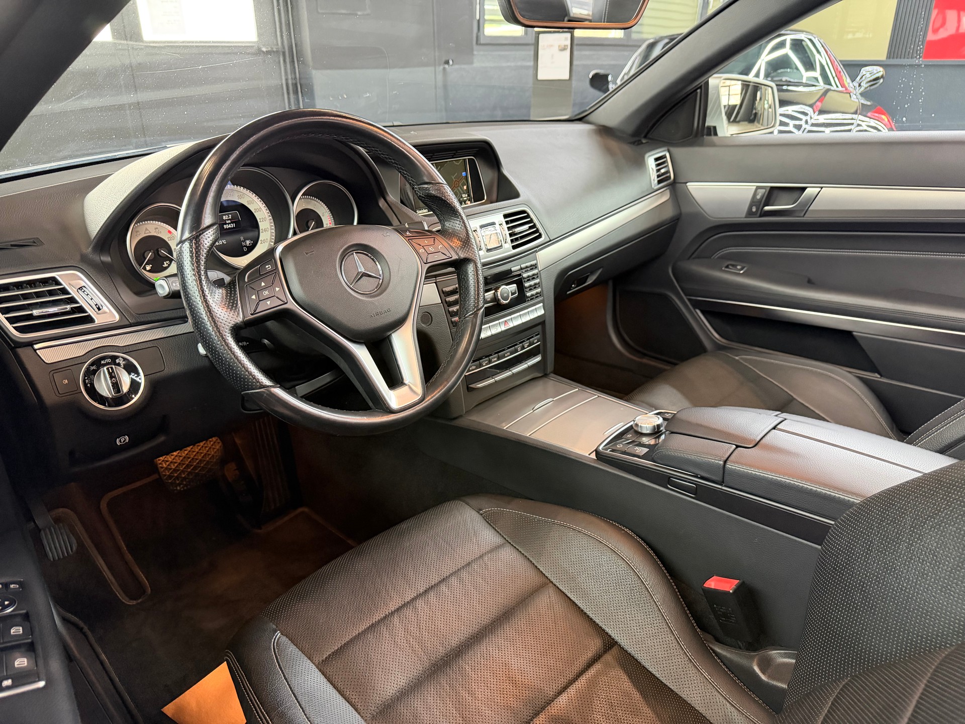 MERCEDES-BENZ E 200 7G-Tronic-image-10