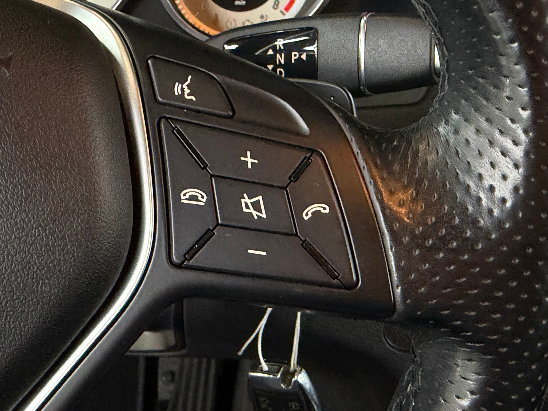MERCEDES-BENZ E 200 7G-Tronic-image-24