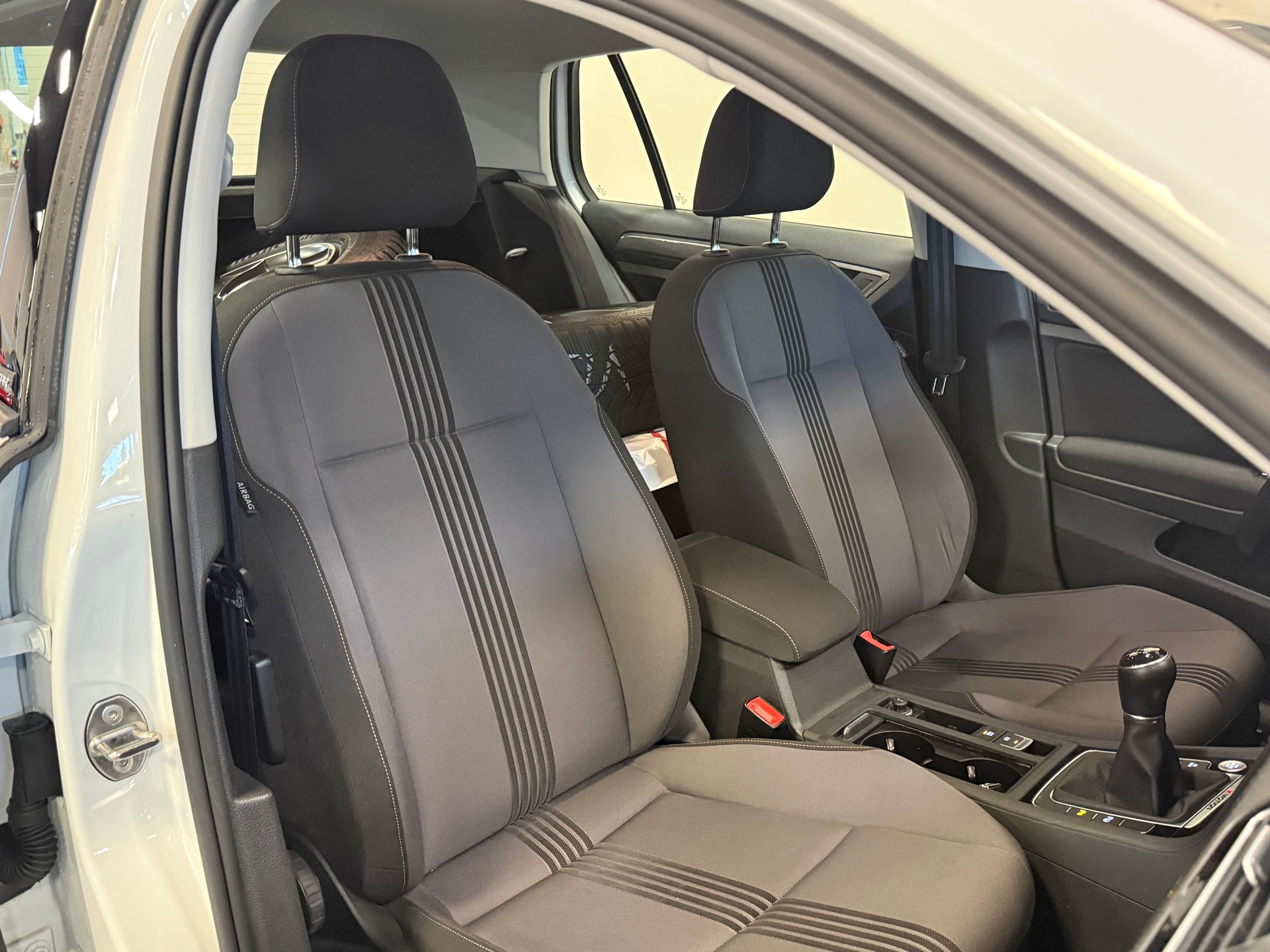 VW Golf 1.6 TDI Allstar 4Motion-image-9